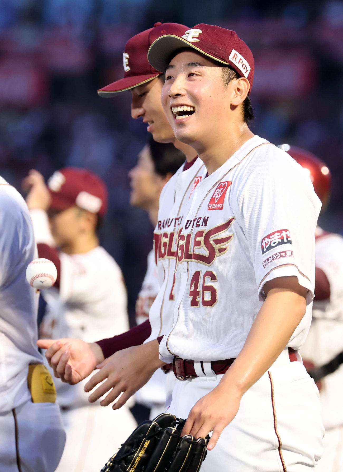 楽天対西武　最後を締めた楽天藤平は笑顔。奥は荘司（撮影・浅見桂子）