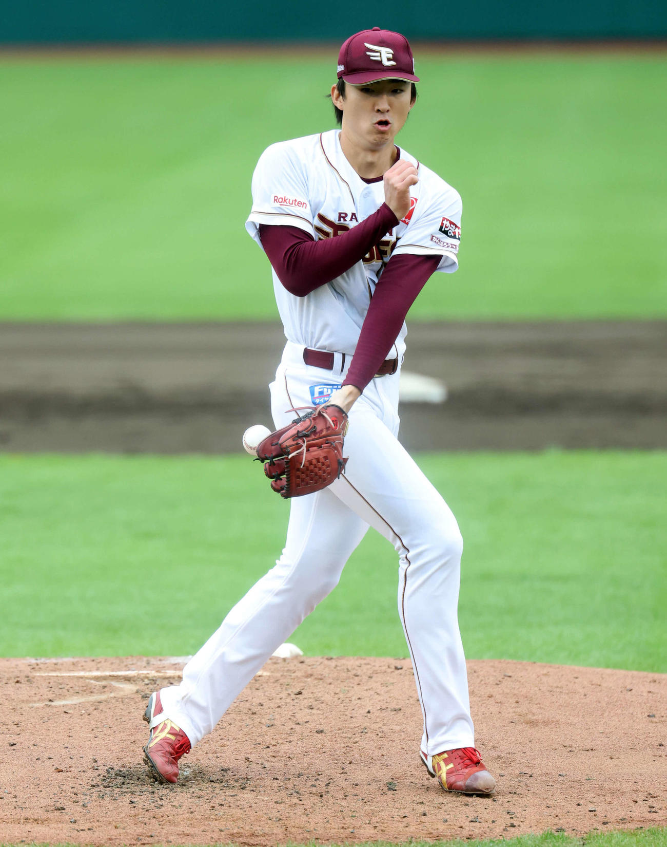 楽天対西武　3回表西武無死、古賀の投手強襲打に反応する荘司（撮影・浅見桂子）