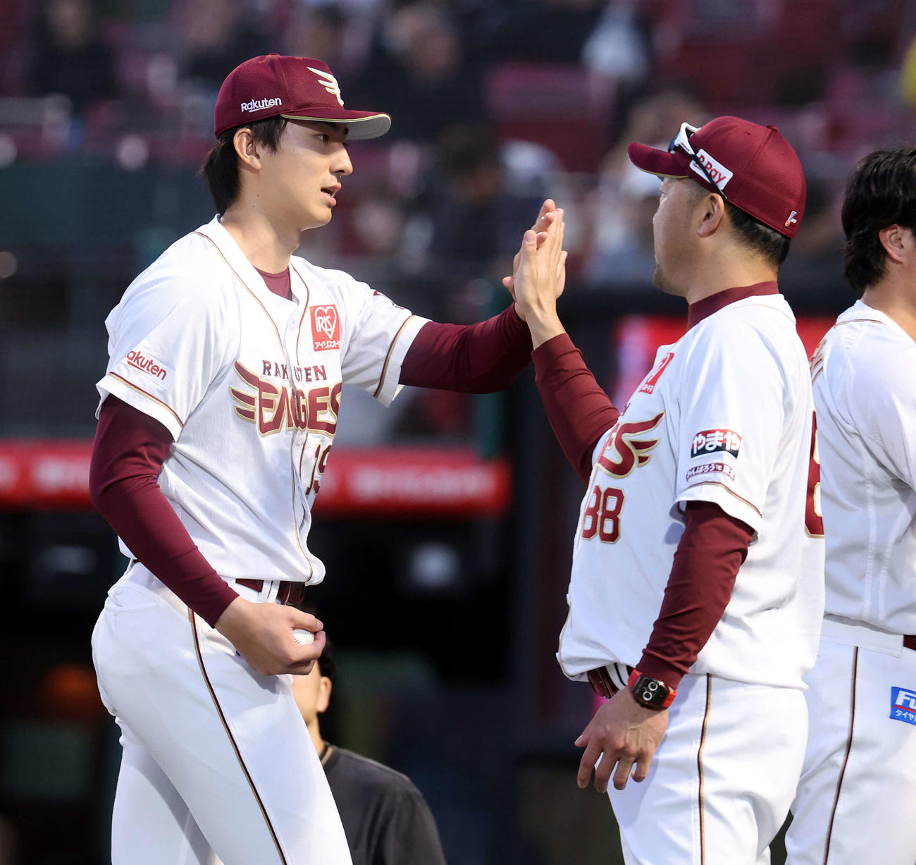 楽天対西武　4勝目の楽天荘司（左）は三木肇監督とハイタッチ（撮影・浅見桂子）