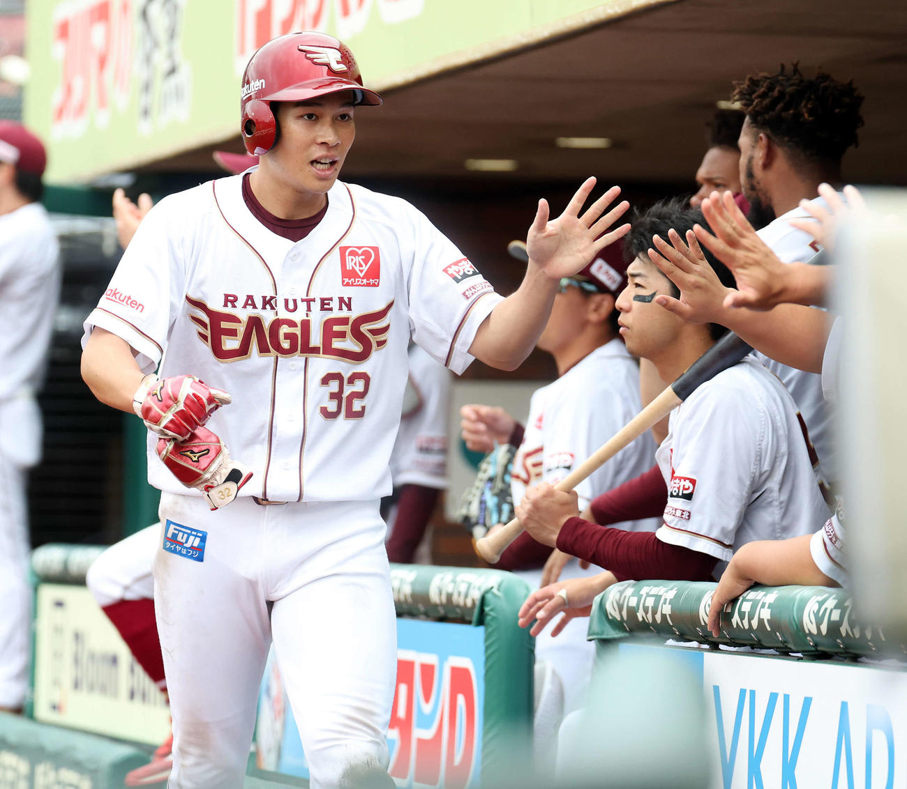 楽天対西武　3回裏楽天2死一、二塁、黒川の先制適時打で生還した中島はナインとハイタッチ（撮影・浅見桂子）