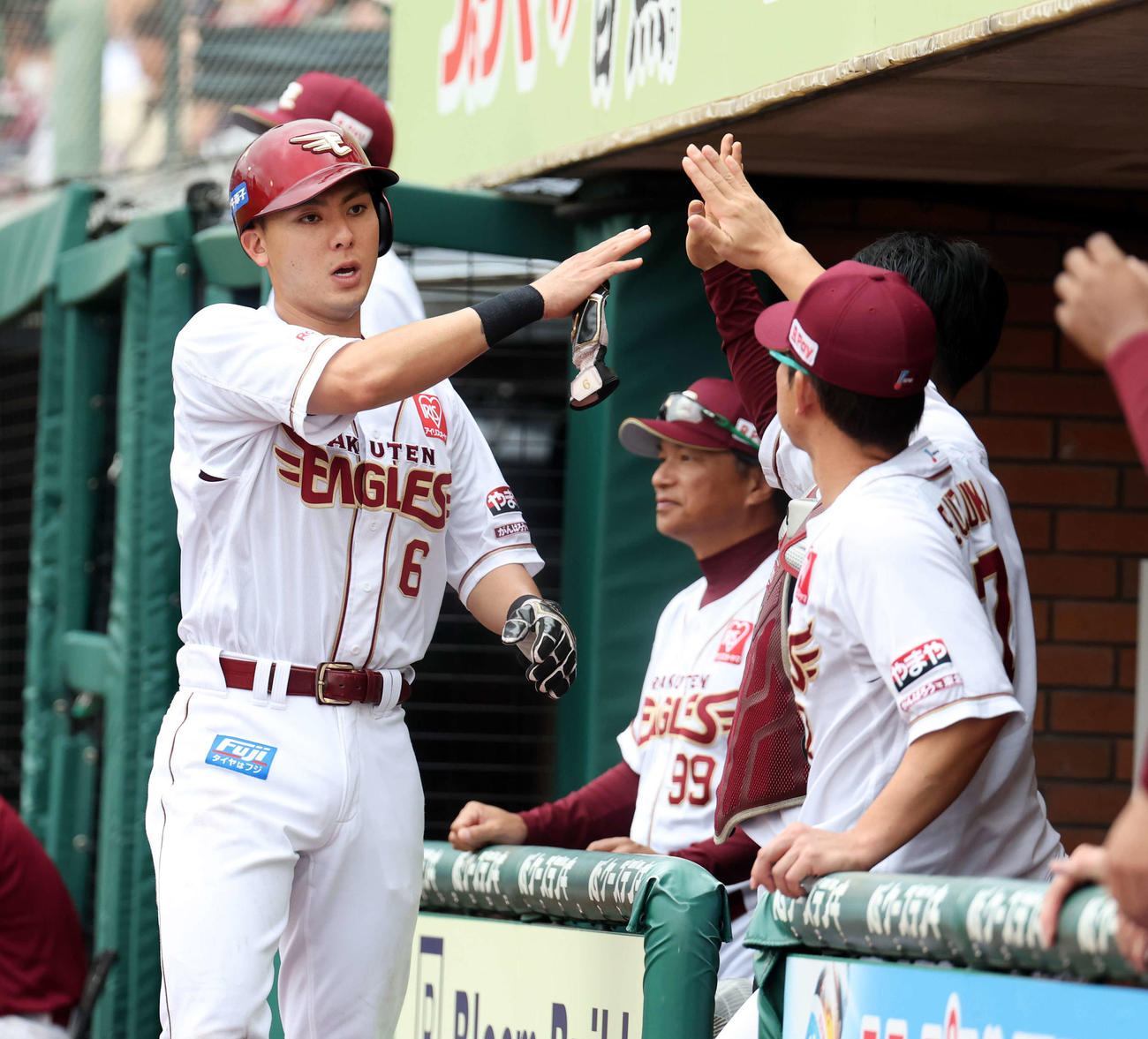 楽天対西武　3回裏楽天2死一、三塁、ボイトの適時打で生還した村林はナインとハイタッチ（撮影・浅見桂子）