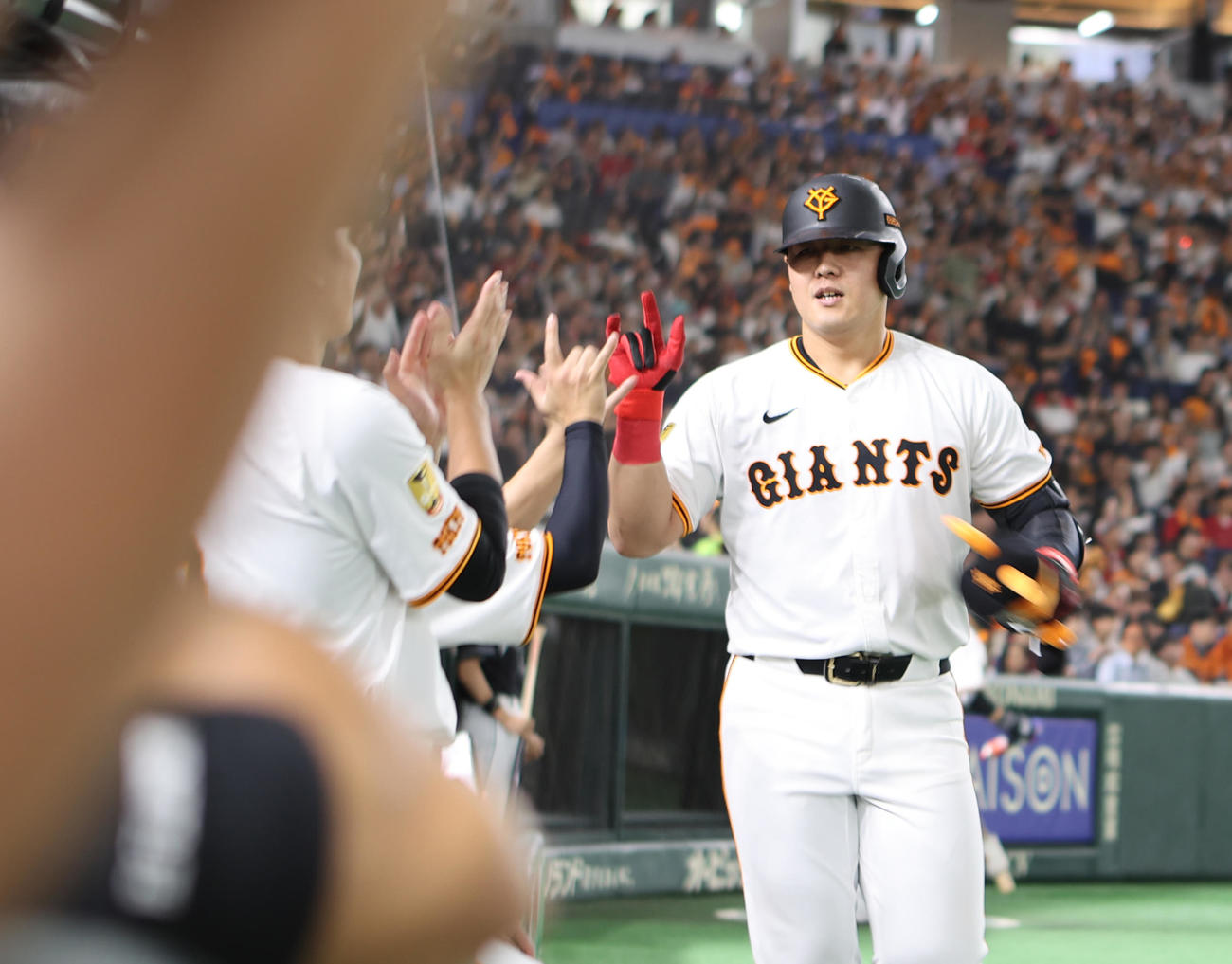 巨人対広島　2回裏巨人無死、ソロ本塁打を放ちナインの出迎えを受ける岡本（撮影・水谷安孝）