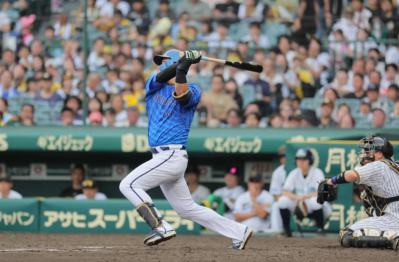 阪神対DeNA 5回表DeNA2死二塁、蝦名は中前適時打を放つ（撮影・宮崎幸一）