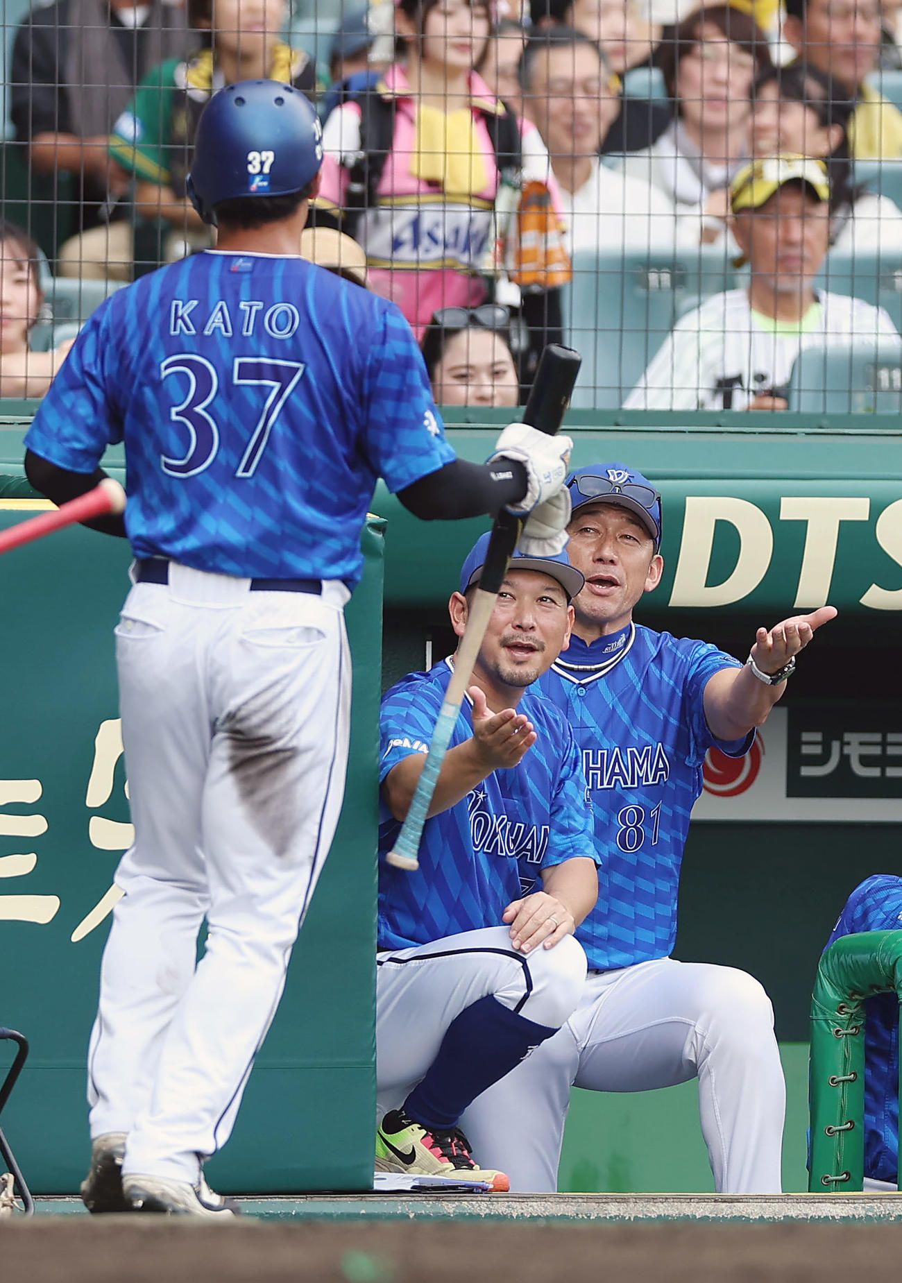 阪神対DeNA 5回裏DeNA2死二塁、蝦名の中前適時打で生還した加藤（左）を迎える三浦監督（撮影・前田充）