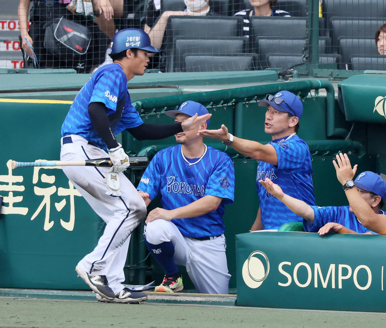 阪神対DeNA 5回表DeNA2死二塁、三浦監督は蝦名の中前適時打で生還した二走加藤（左）とタッチする（撮影・加藤哉）
