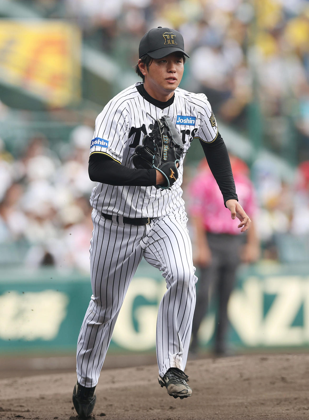 阪神対DeNA 3回表DeNA無死、石上の打球に反応する高橋（撮影・前田充）