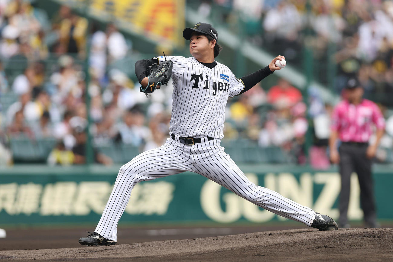 阪神対DeNA　力投する阪神先発の高橋（撮影・前田充）