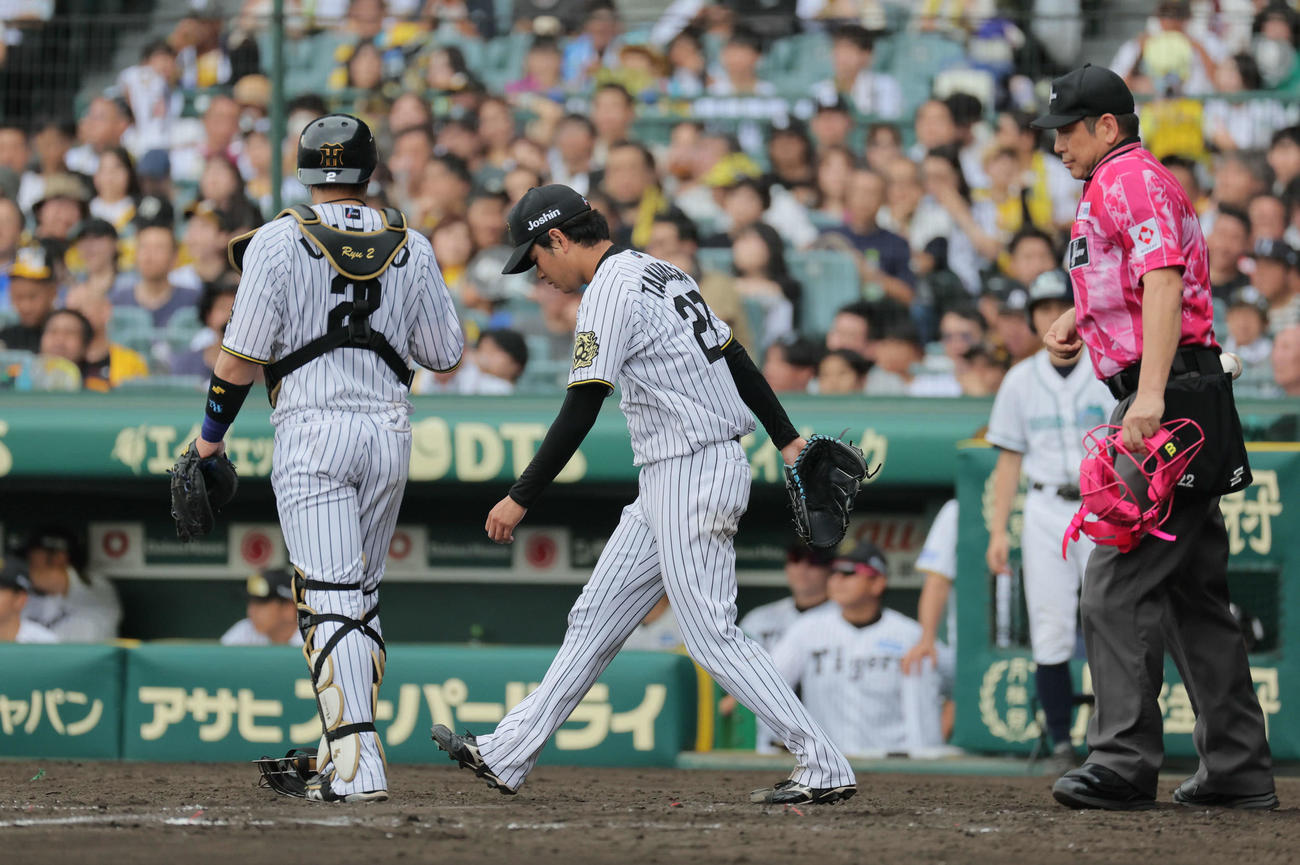 阪神対DeNA 4回表DeNA2死二塁、高橋は山本に左前適時打を浴びる（撮影・宮崎幸一）
