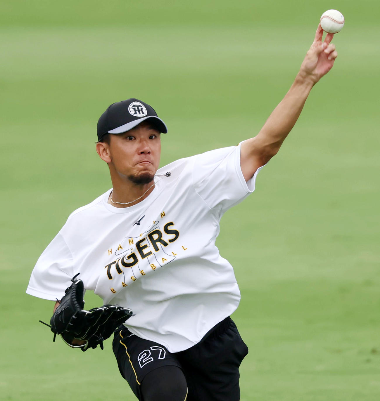 阪神対DeNA　練習でキャッチボールする伊藤将（撮影・加藤哉）