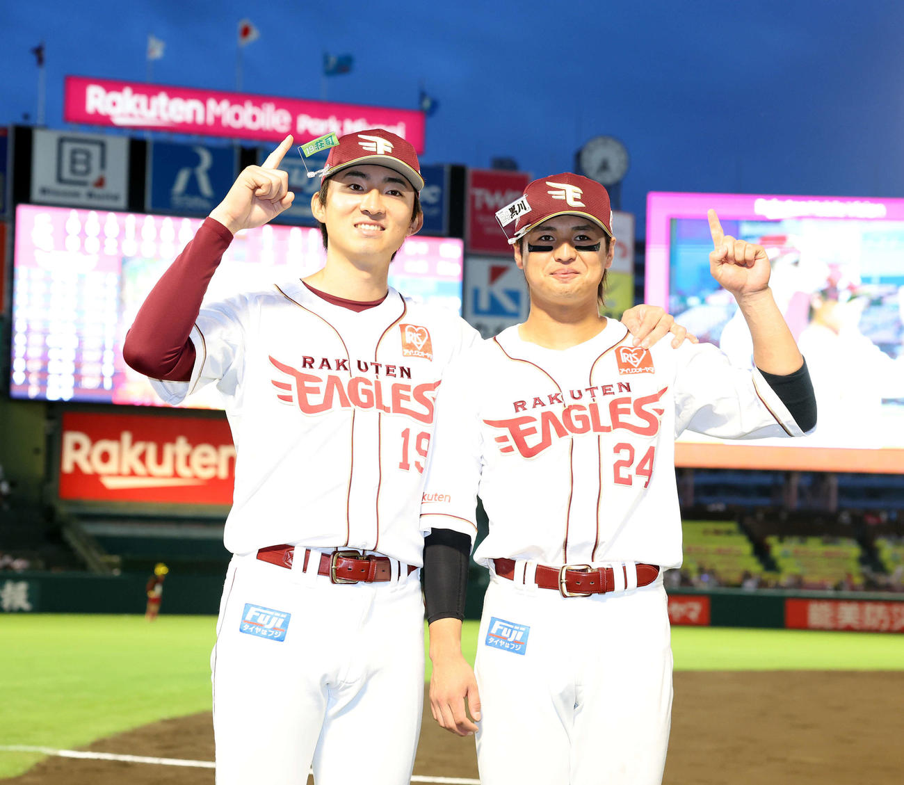楽天対西武　ヒーローインタビュー後、笑顔でポーズをとる楽天荘司（左）と黒川（撮影・浅見桂子）