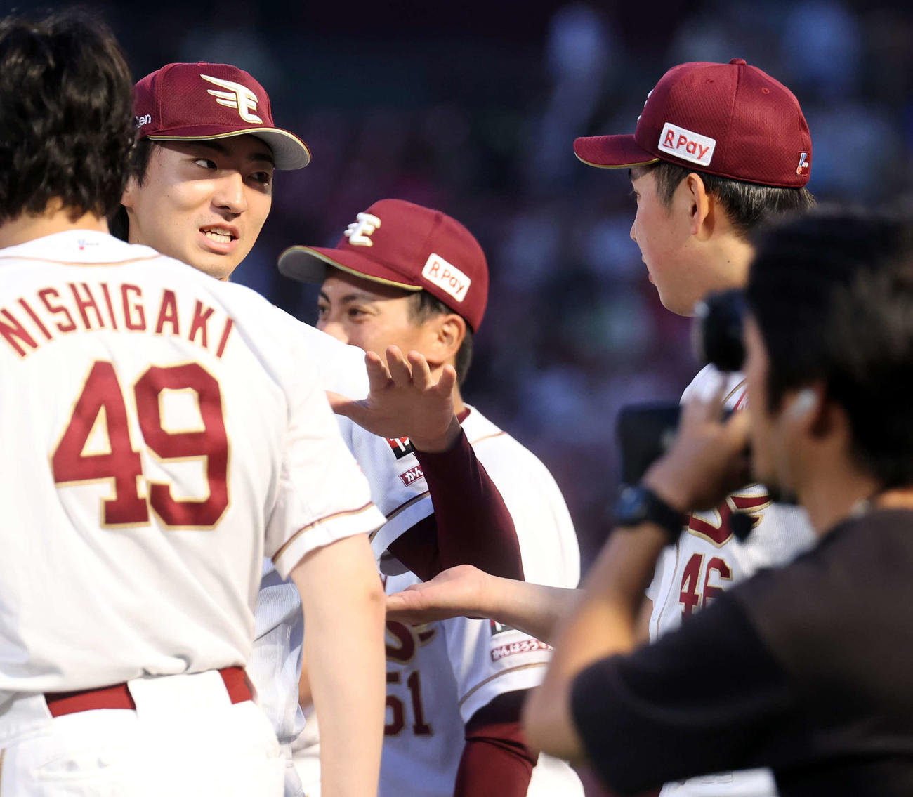 楽天対西武　4勝目の楽天荘司（左から2人目）は、最後を締めた藤平と笑顔でハイタッチ（撮影・浅見桂子）