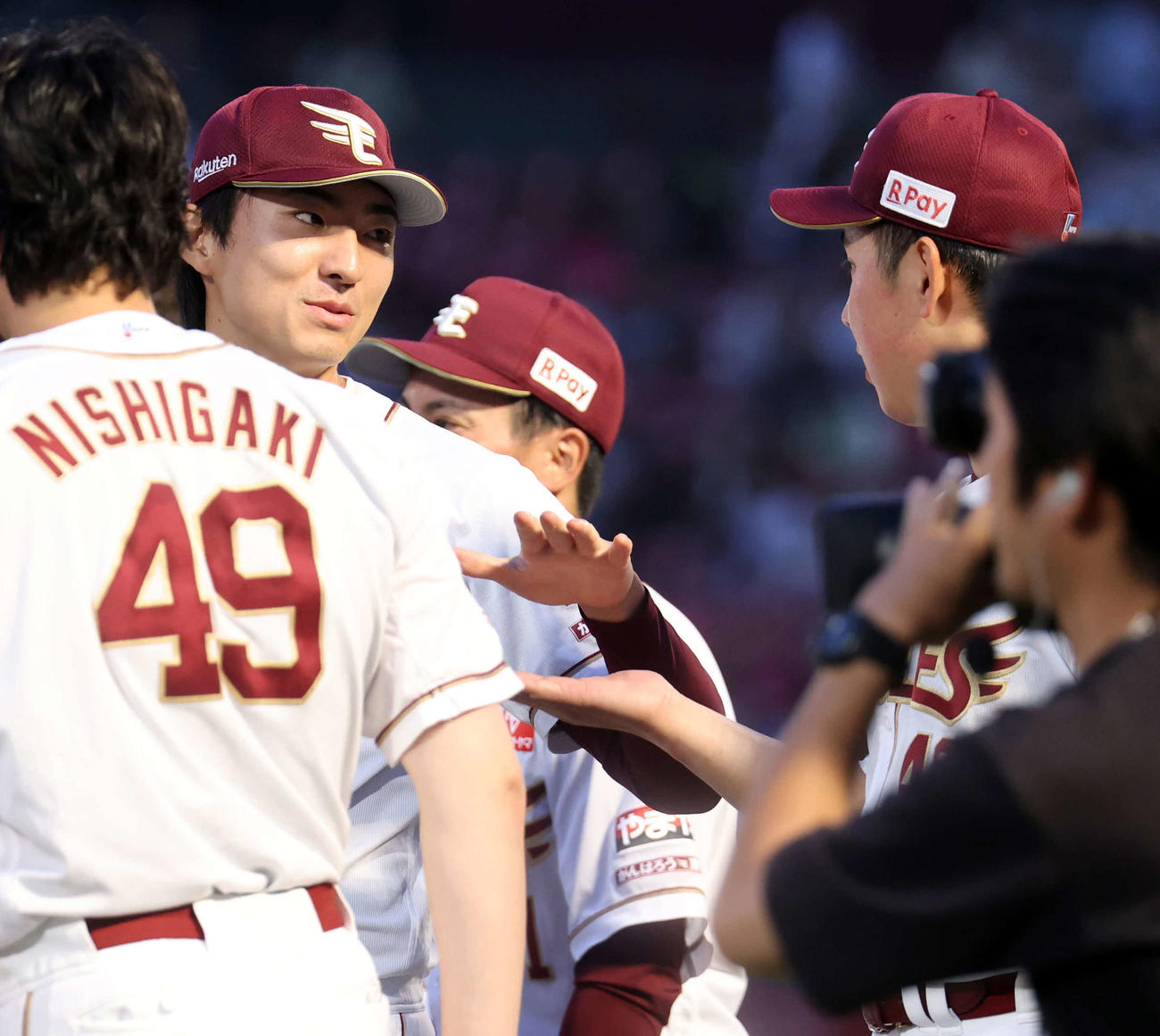楽天対西武　4勝目の楽天荘司（奥）は、最後を締めた藤平と笑顔でハイタッチ（撮影・浅見桂子）