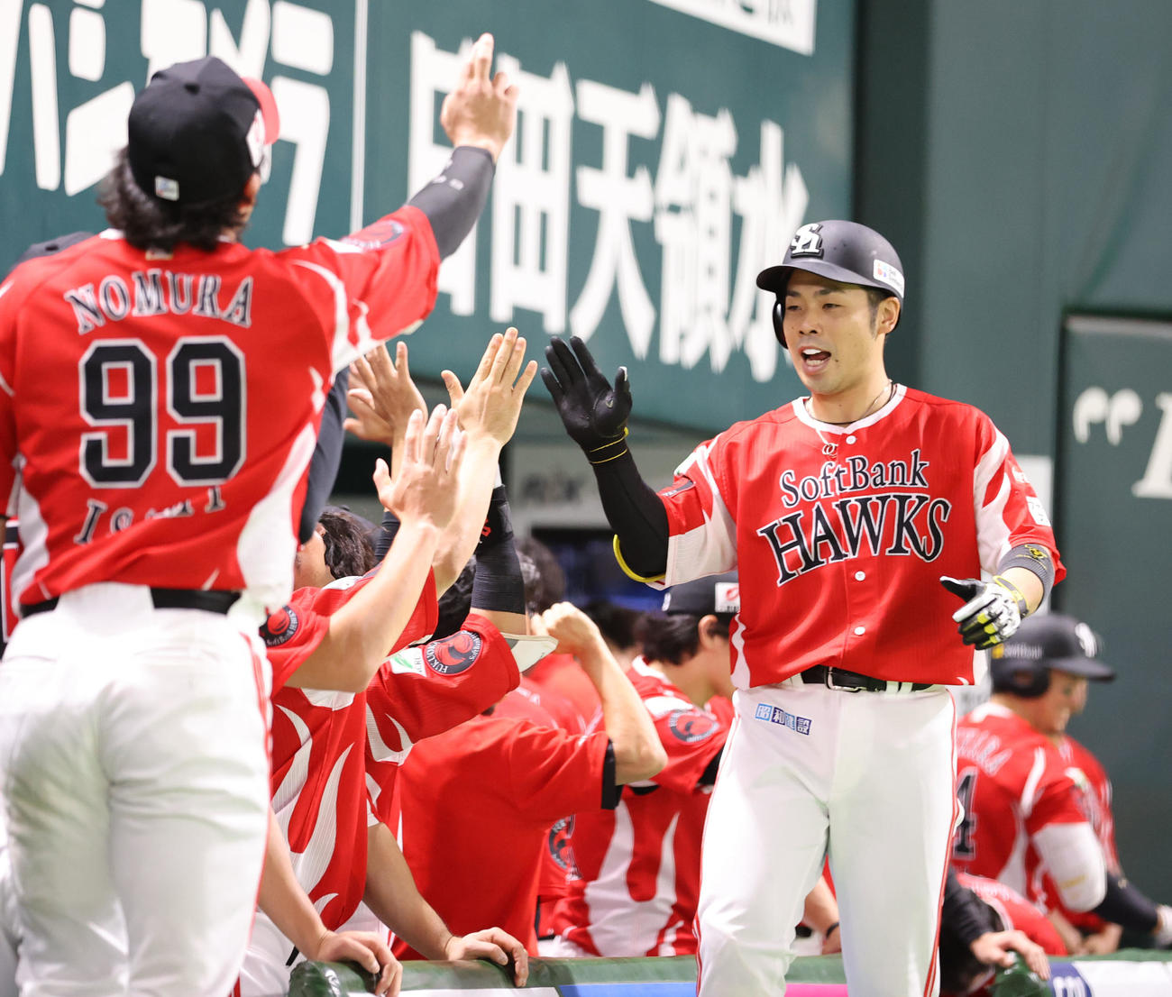 ソフトバンク対オリックス　5回裏ソフトバンク2死、近藤は右越えに同点本塁打を放ちベンチのナインとハイタッチ（撮影・梅根麻紀）
