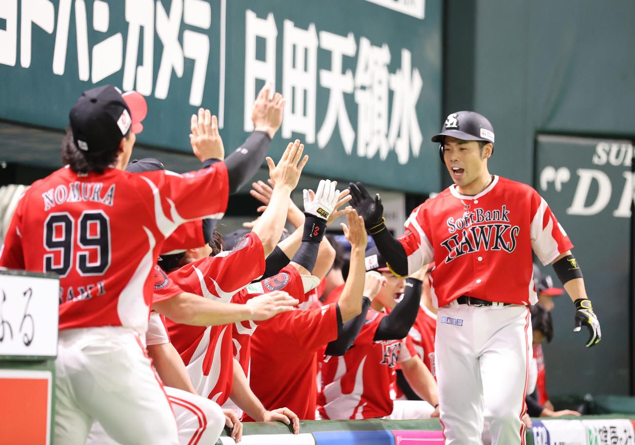 ソフトバンク対オリックス　5回裏ソフトバンク2死、近藤は右越えに同点本塁打を放ちベンチのナインとハイタッチ（撮影・梅根麻紀）