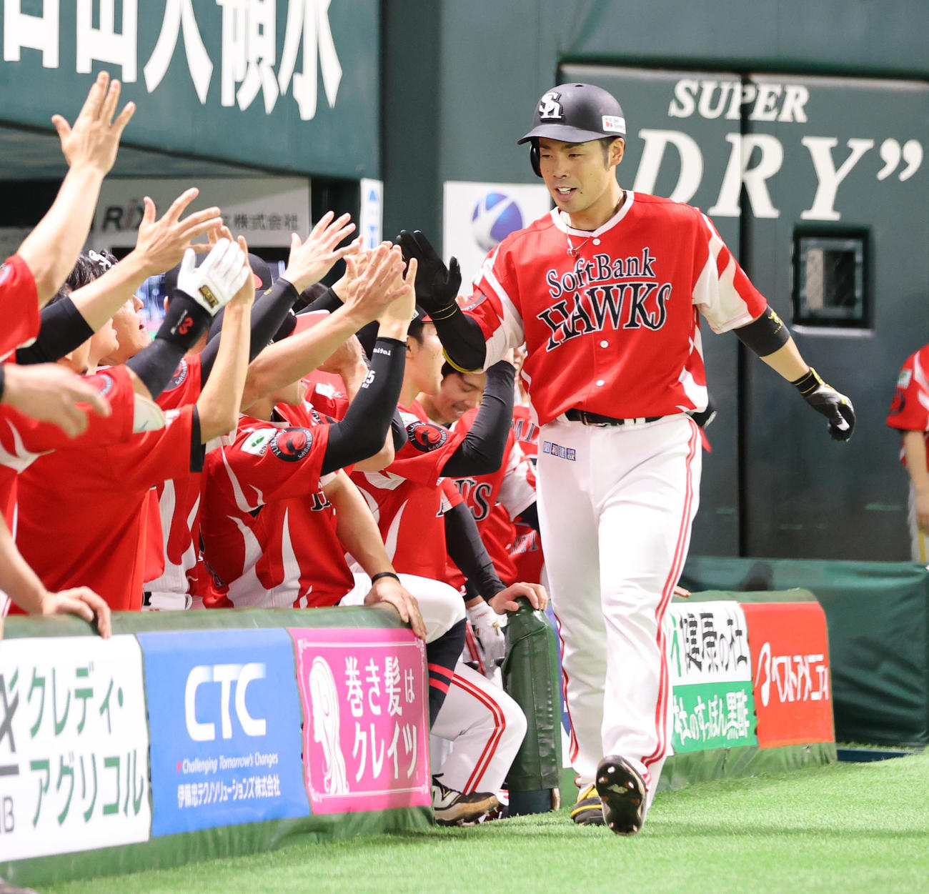 ソフトバンク対オリックス　5回裏ソフトバンク2死、近藤は右越えに同点本塁打を放ちベンチのナインとハイタッチ（撮影・梅根麻紀）