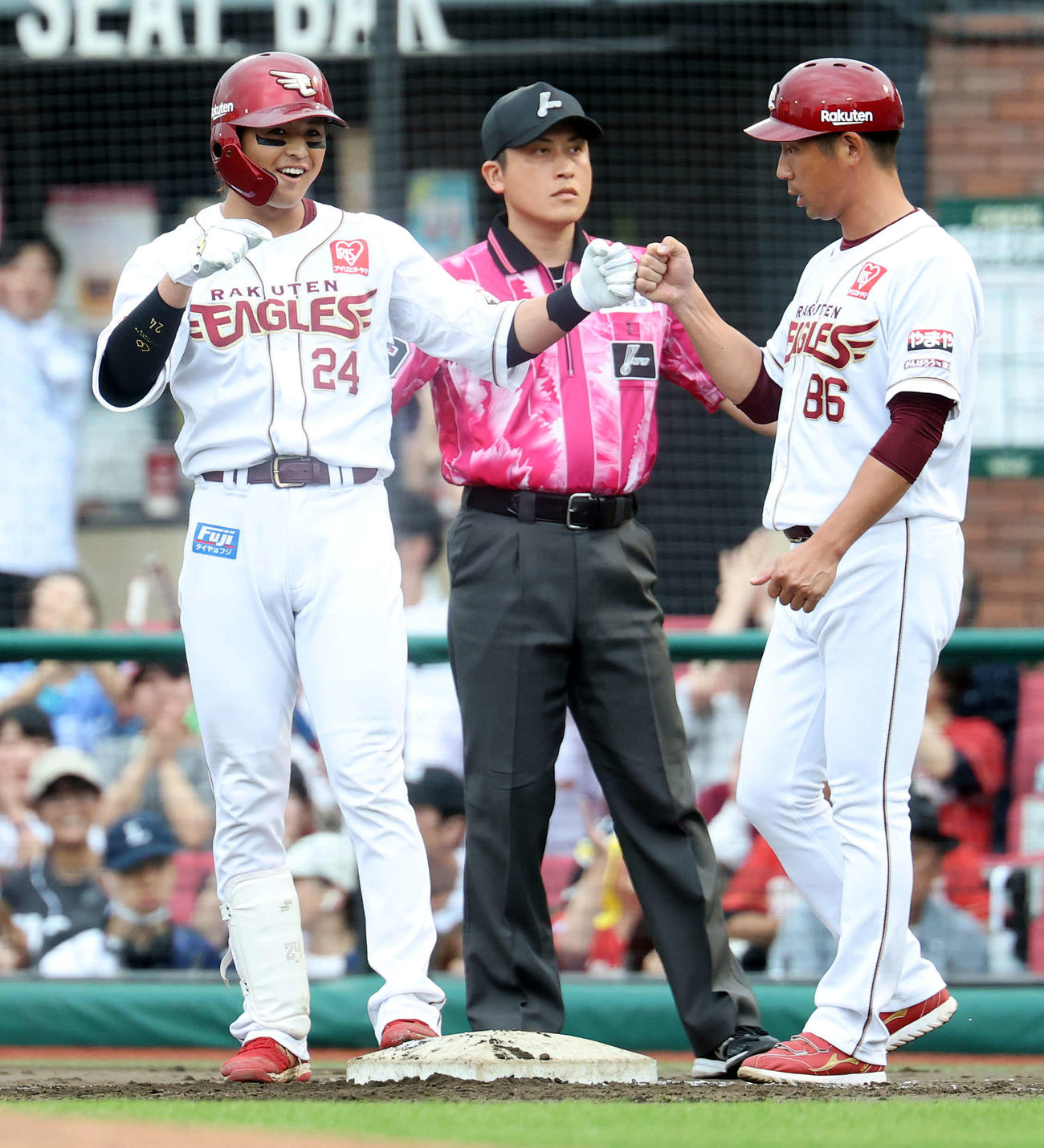 楽天対西武　3回裏楽天2死一、二塁、黒川は先制適時打を放ち笑顔（撮影・浅見桂子）