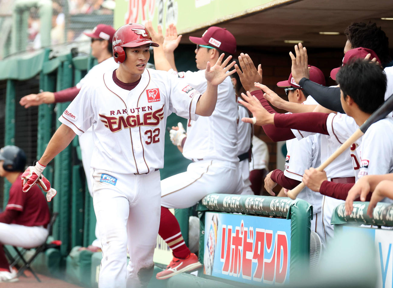 楽天対西武　3回裏楽天2死一、二塁、黒川の先制適時打で生還した中島はナインとハイタッチ（撮影・浅見桂子）