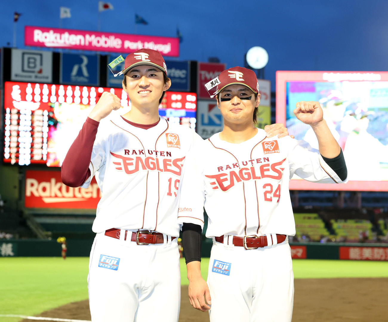楽天対西武　ヒーローインタビュー後、笑顔でガッツポーズする楽天荘司（左）と黒川（撮影・浅見桂子）