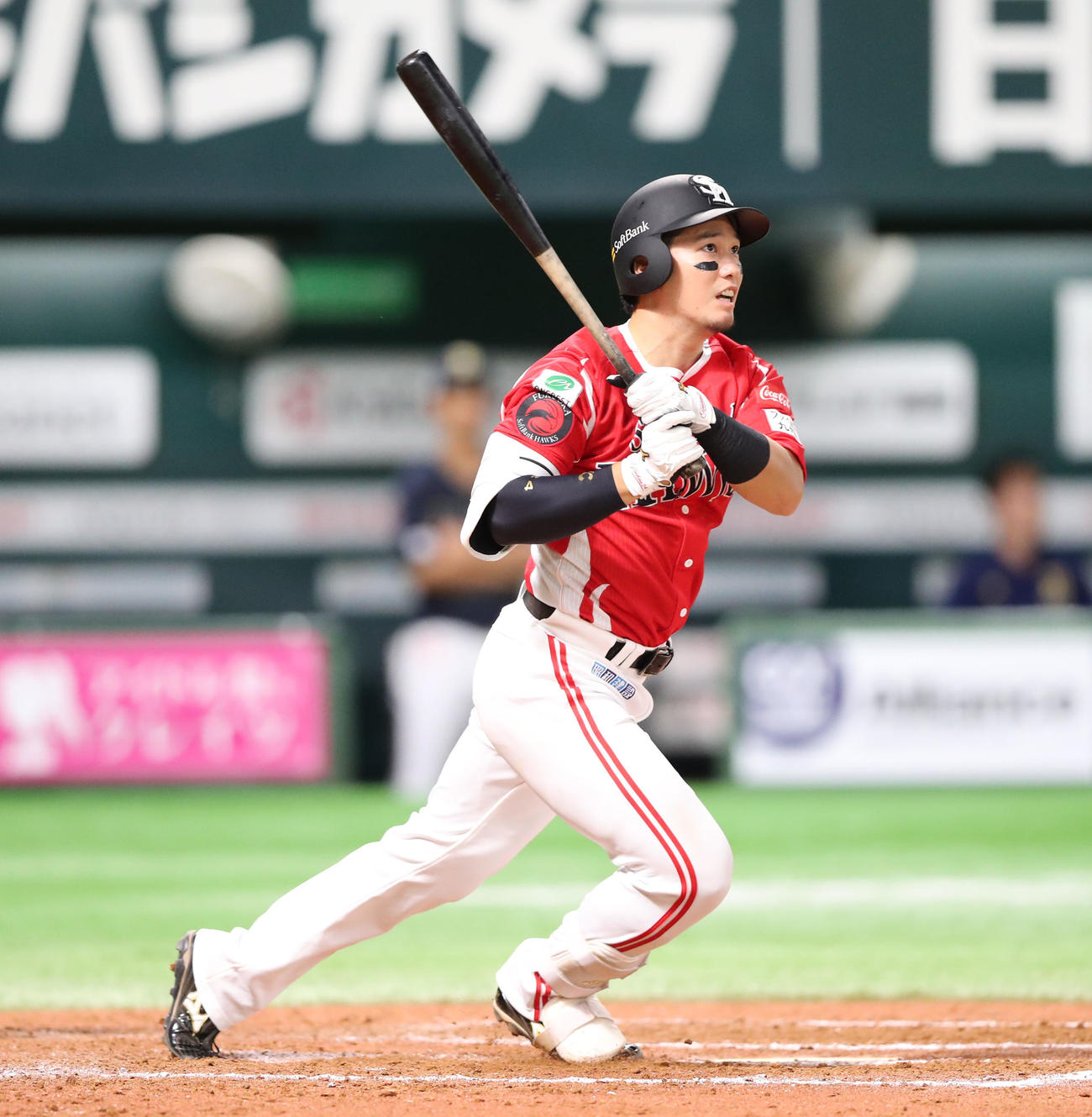 ソフトバンク対オリックス　8回裏ソフトバンク無死、栗原は右越え二塁打を放つ（撮影・梅根麻紀）