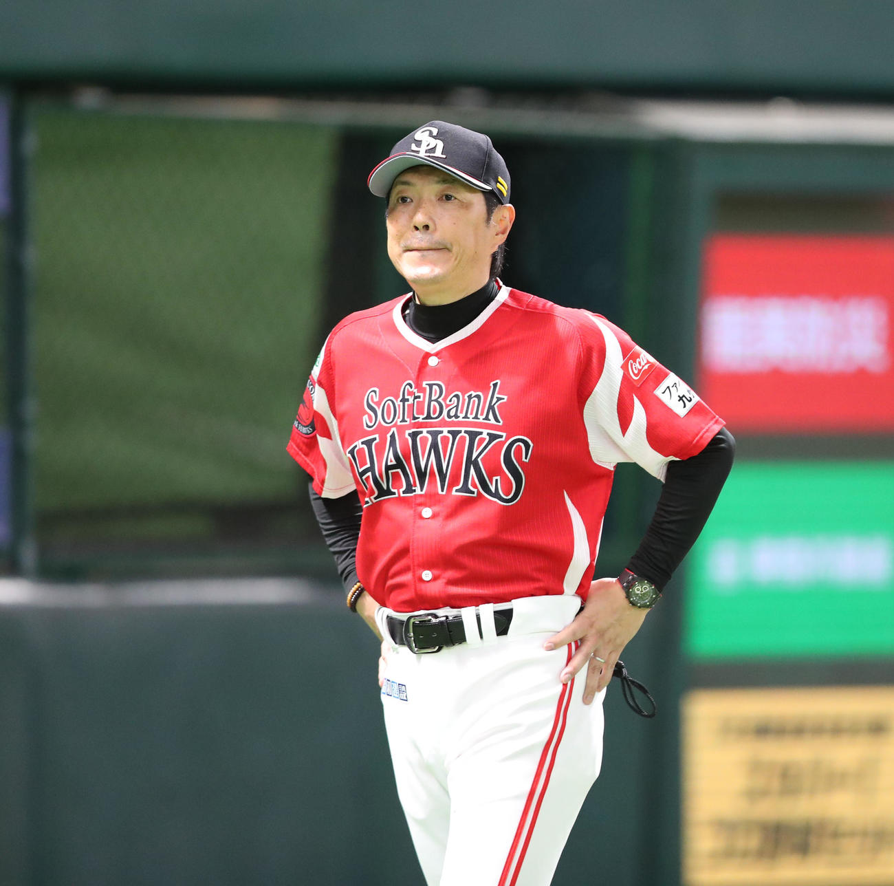 ソフトバンク対オリックス　審判に選手交代を告げた小久保監督へベンチに引きあげる（撮影・梅根麻紀）