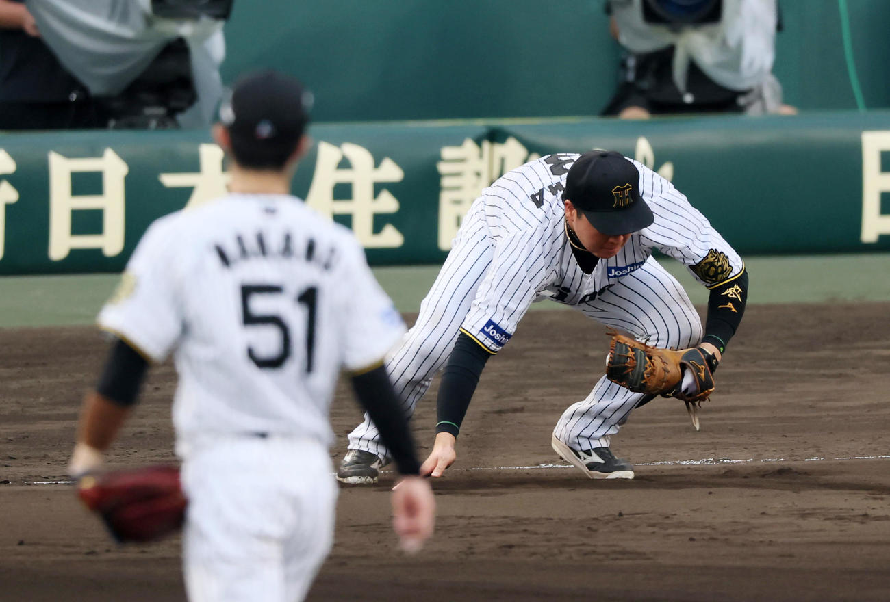 阪神対DeNA 9回表DeNA無死、大山は石上の打球を好捕する（撮影・加藤哉）
