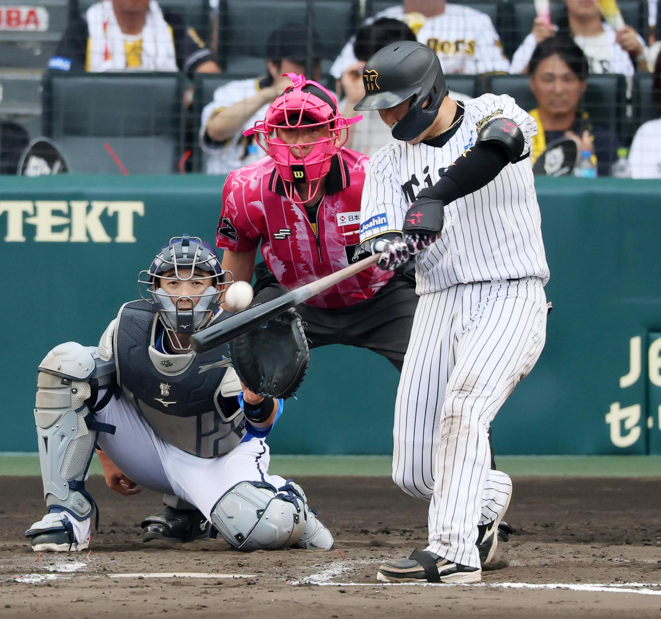阪神対DeNA 7回裏阪神1死、大山は左越えソロ本塁打を放つ。投手竹田（撮影・加藤哉）