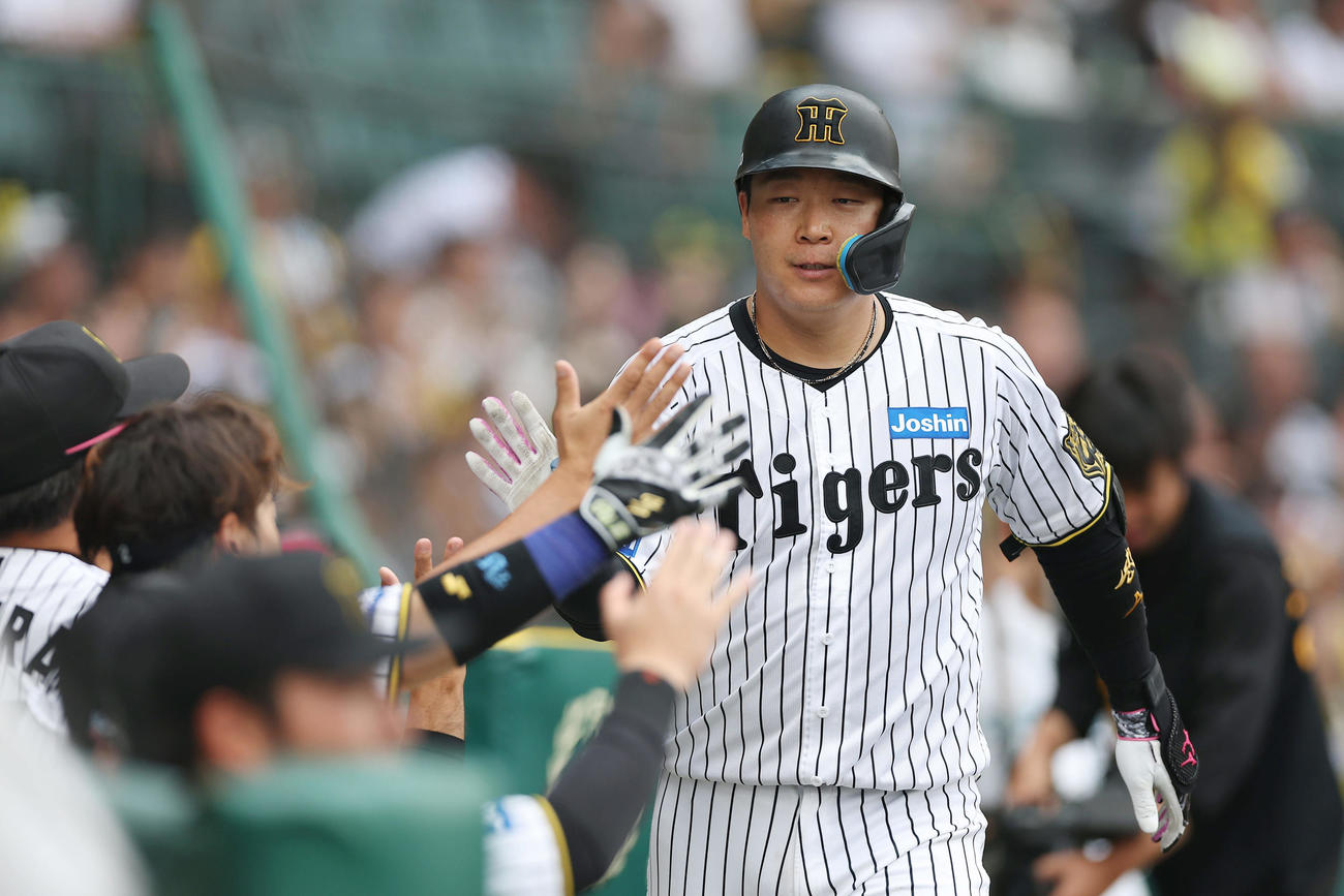 阪神対DeNA 7回裏阪神1死、左越え本塁打を放ち、ナインに迎えられる大山（撮影・前田充）