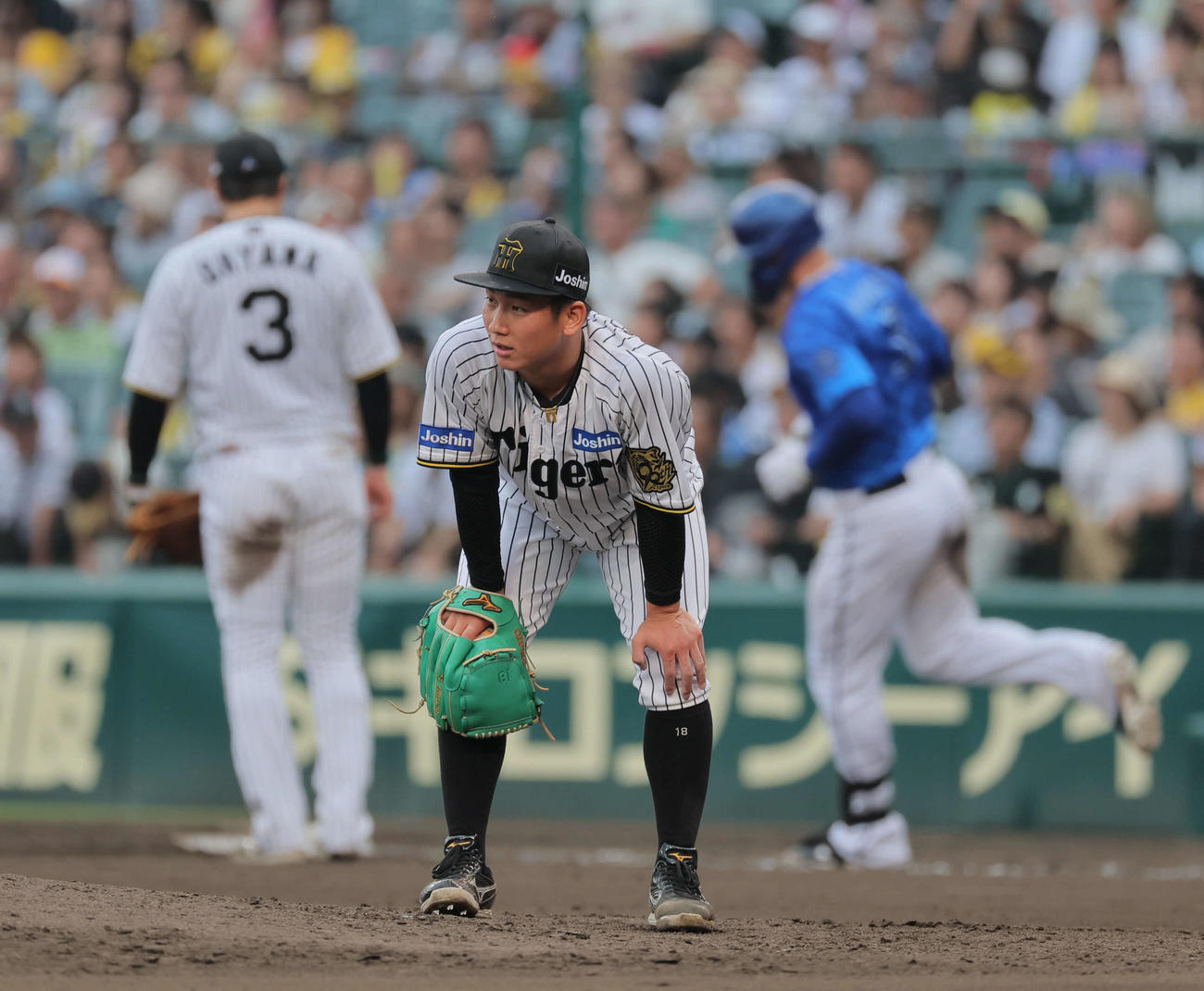 阪神対DeNA 8回表DeNA1死一塁、伊原はオースティンに左越え2点本塁打を浴びる（撮影・宮崎幸一）