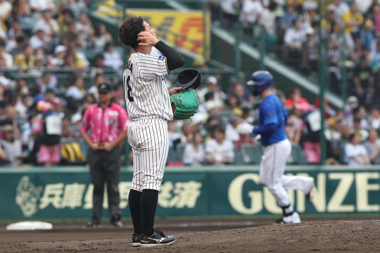 阪神対DeNA 8回表DeNA1死一塁、オースティンに2点本塁打を浴びた伊原（撮影・前田充）