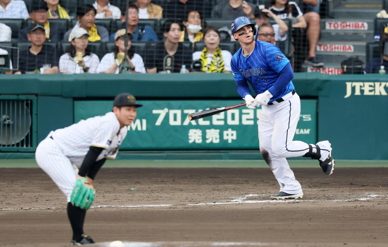 阪神対DeNA 8回表DeNA1死一塁、オースティンは左越え2点本塁打を放つ。投手伊原（撮影・加藤哉）
