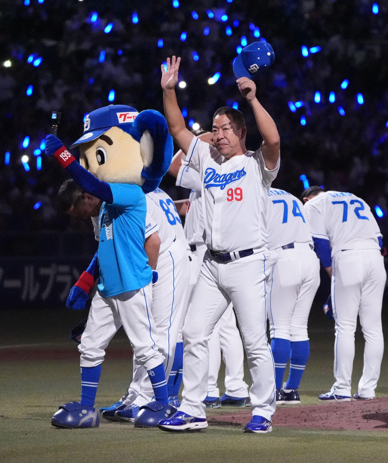 中日対ヤクルト　試合終了、井上監督（右）は観客の声援に応える（撮影・森本幸一）