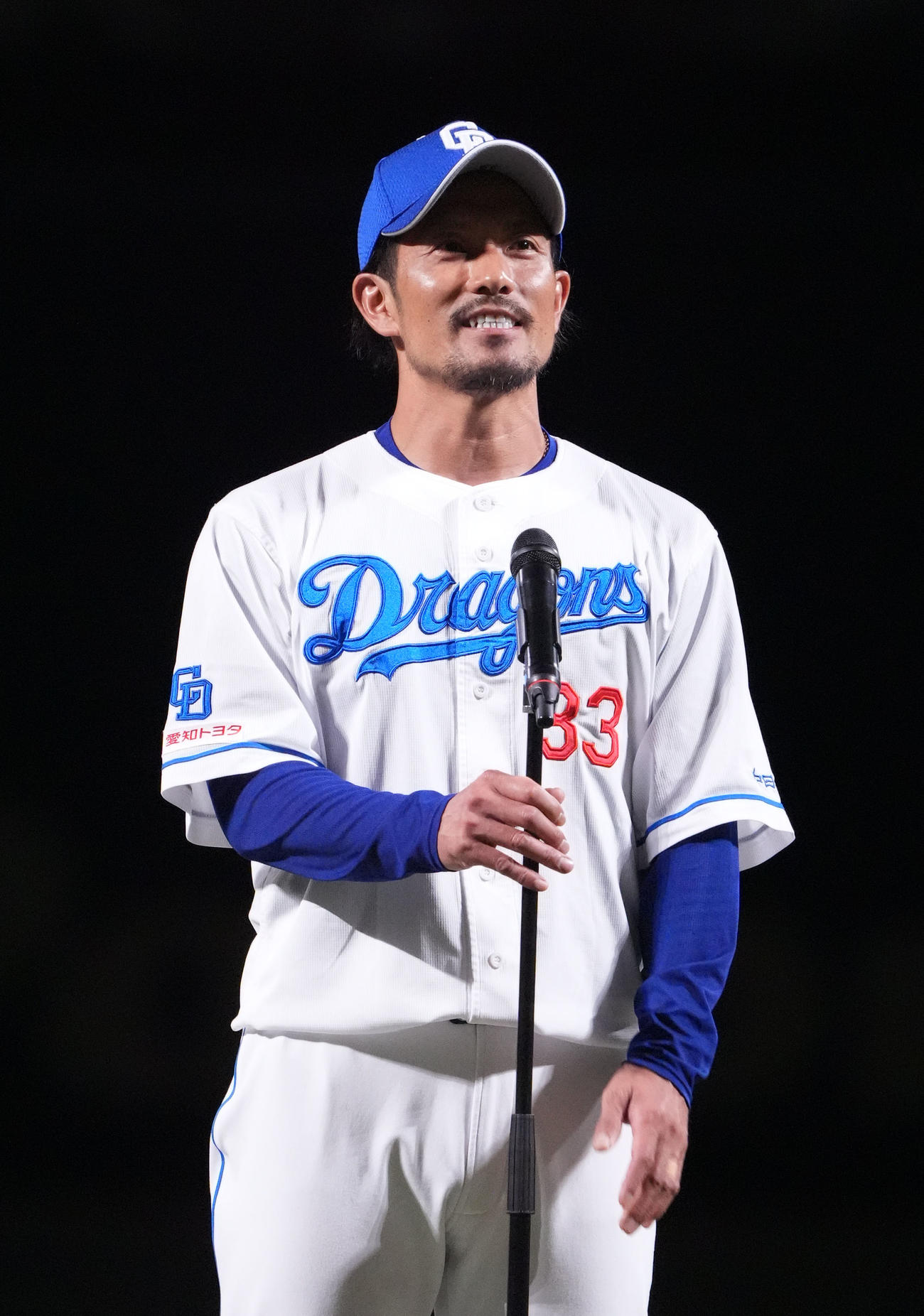 中日対ヤクルト　引退セレモニーであいさつをする祖父江（撮影・森本幸一）