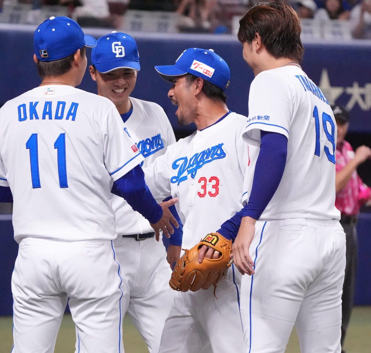 中日対ヤクルト　8回表ヤクルト無死一塁、祖父江（中央）はベンチ前でナインとタッチを交わす（撮影・森本幸一）