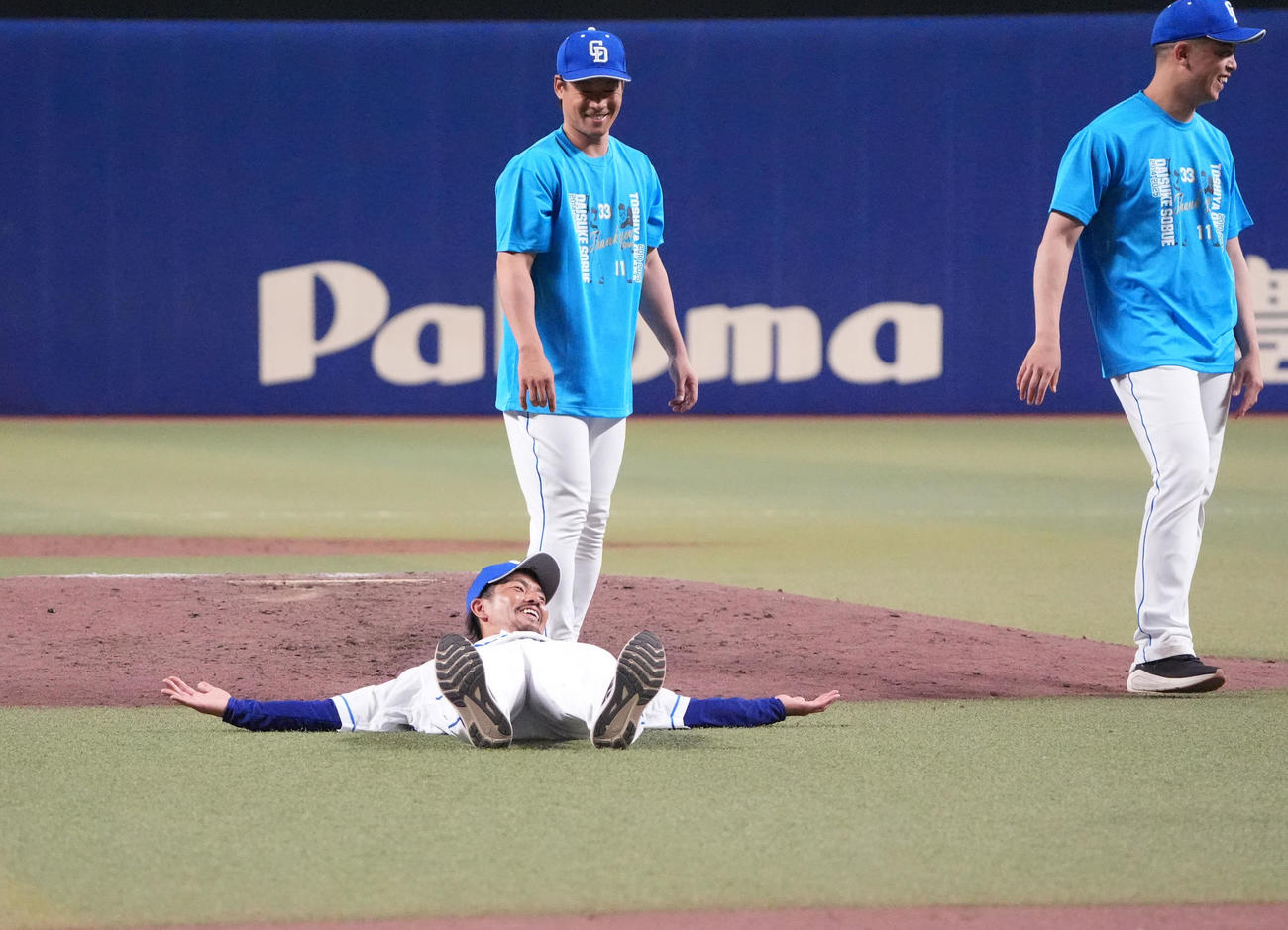 中日対ヤクルト　引退セレモニーを終え胴上げを待つ祖父江（撮影・森本幸一）