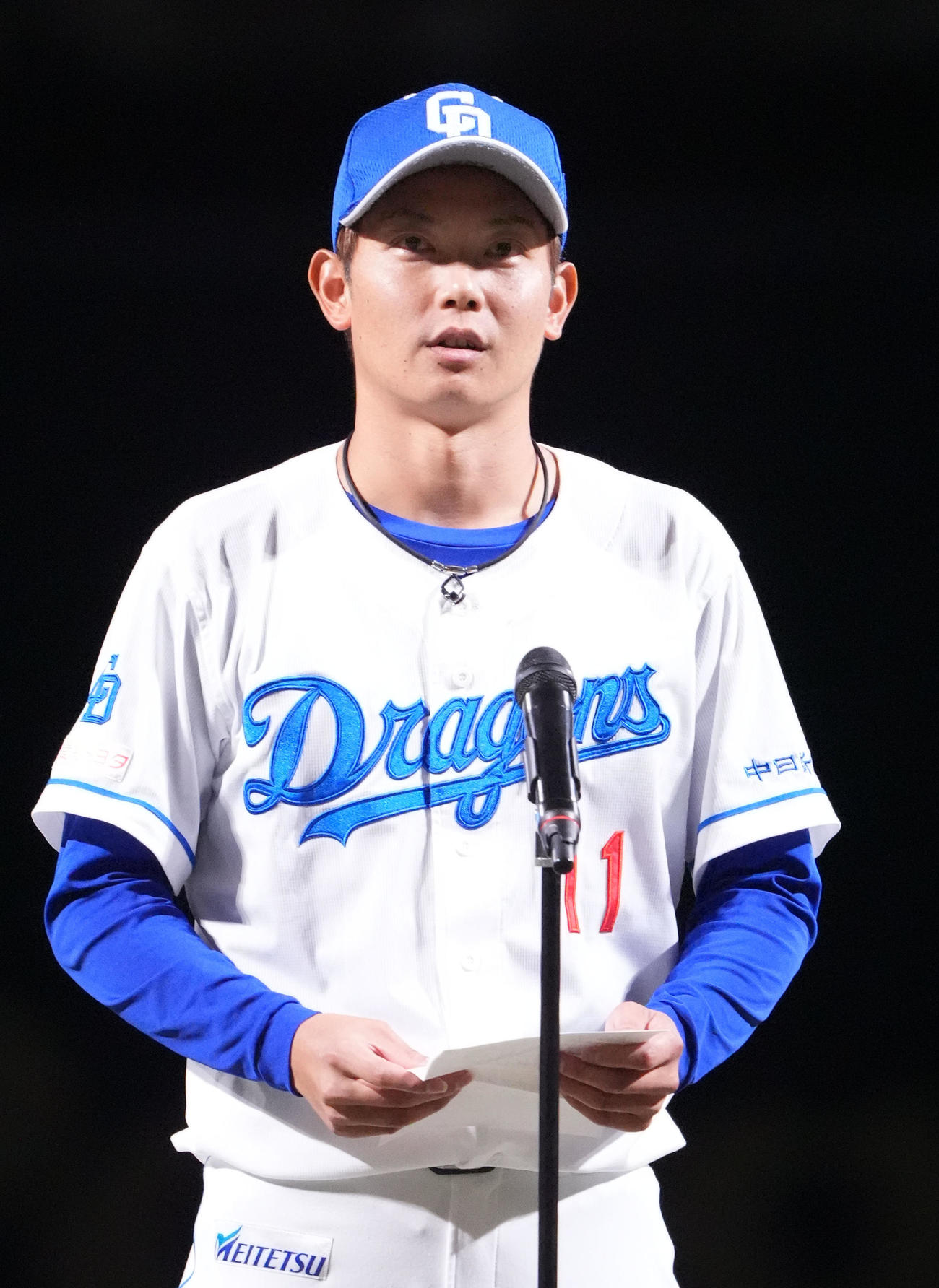 中日対ヤクルト　引退セレモニーであいさつをする岡田（撮影・森本幸一）