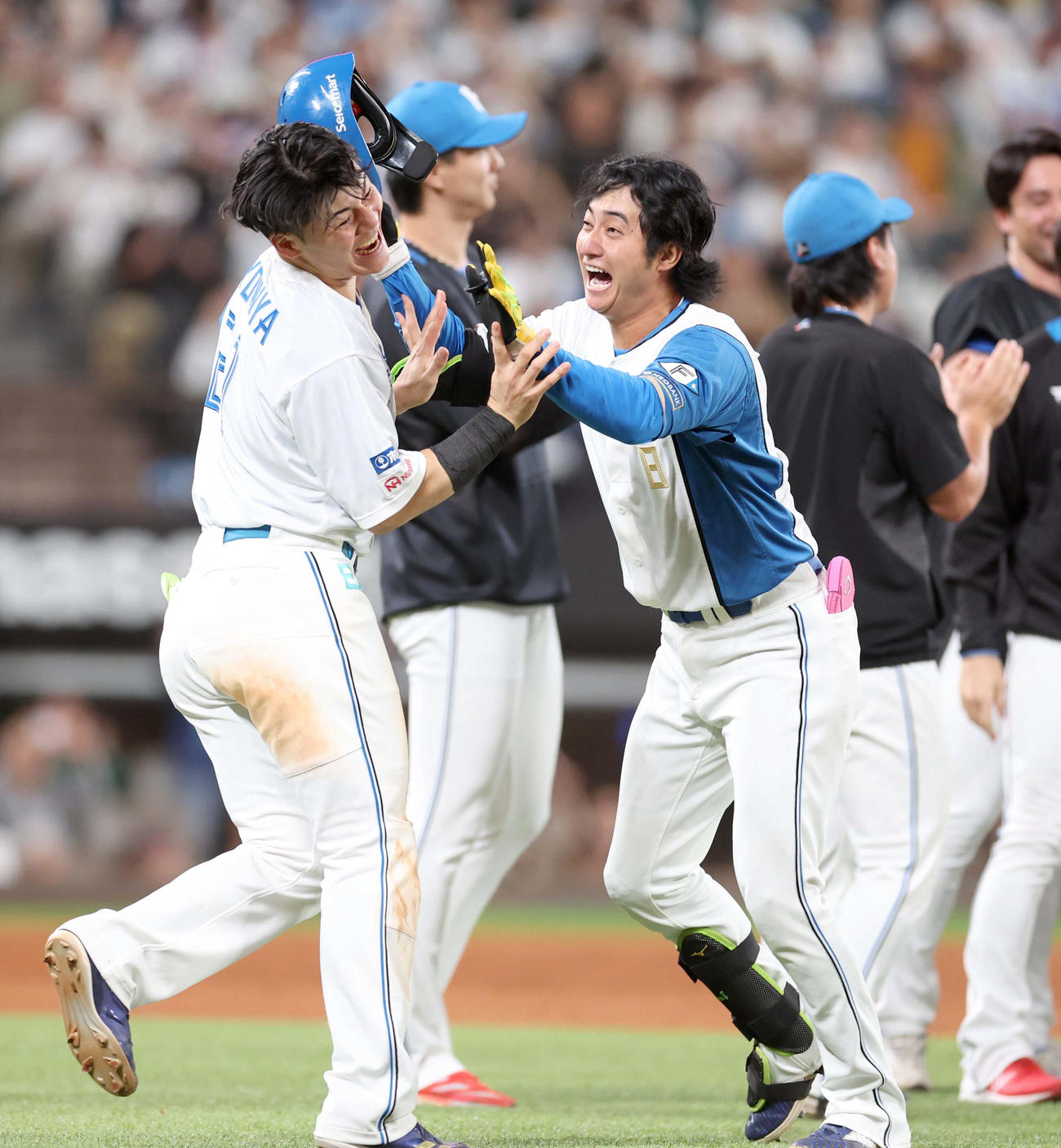 日本ハム対ロッテ　9回裏日本ハム2死二塁、サヨナラ打を放ち清宮幸（左）と喜ぶ浅間（撮影・黒川智章）