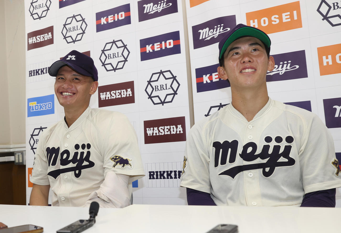 東大対明大　勝利投手の明大・毛利（左）は小島捕手と笑顔を見せる（撮影・柴田隆二）　　