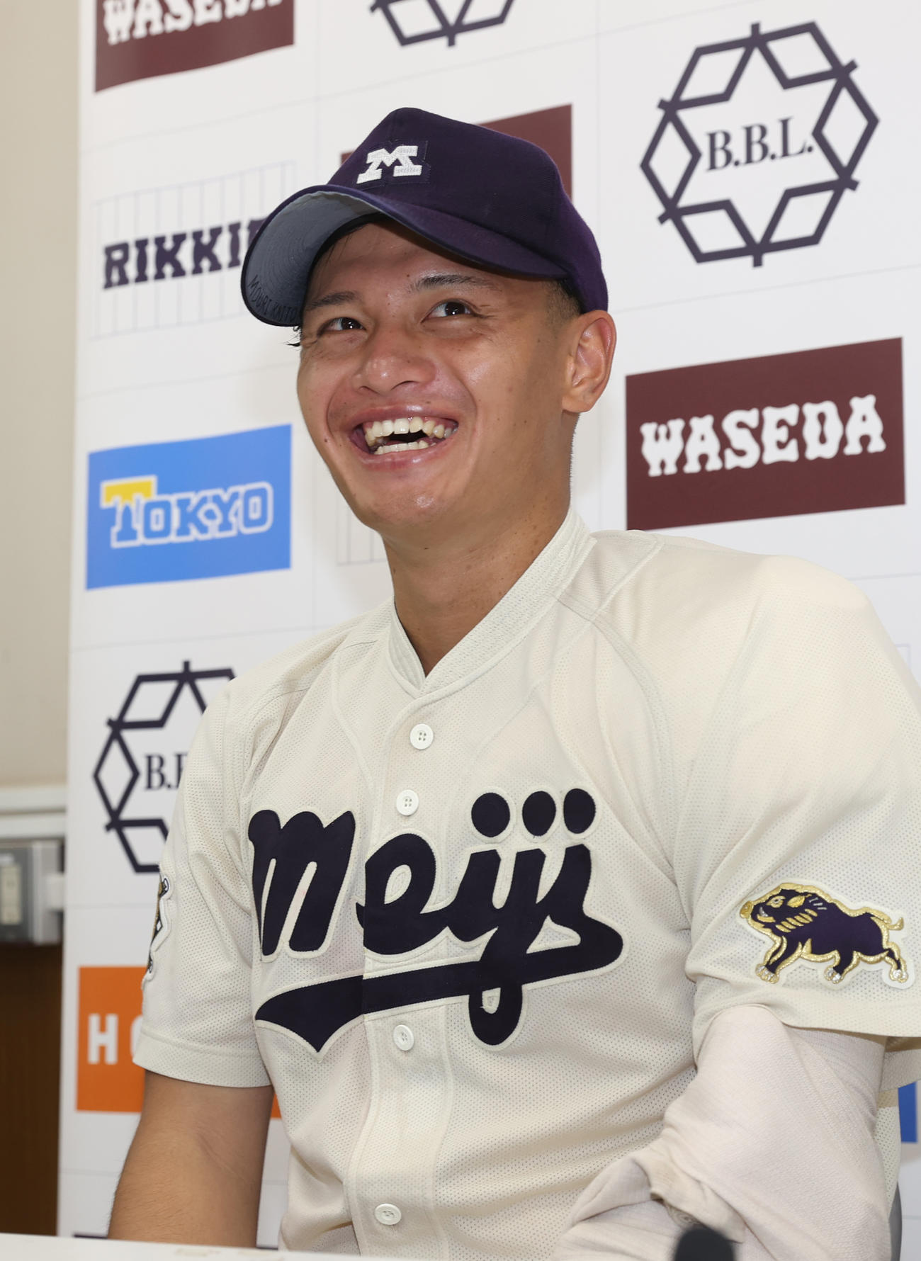 東大対明大　勝利投手の明大・毛利は笑顔を見せる（撮影・柴田隆二）　　