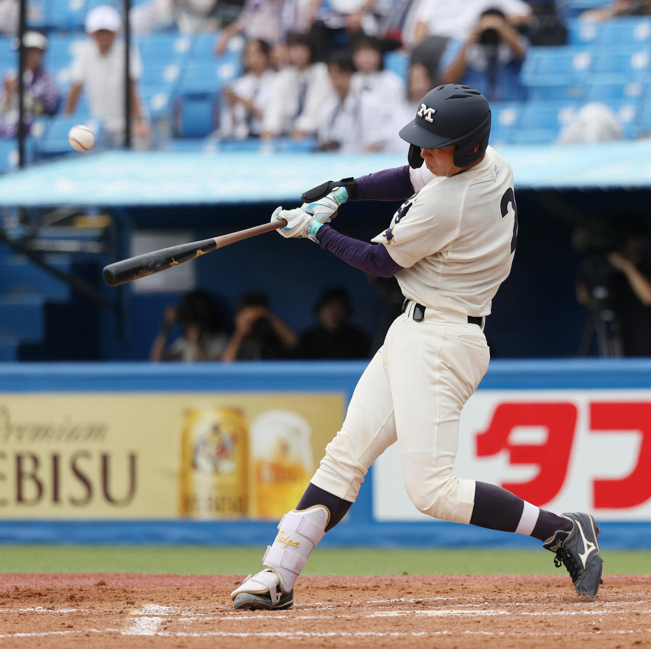 東大対明大　3回裏明大1死一、三塁、小島は右犠飛を放つ（撮影・柴田隆二）　　
