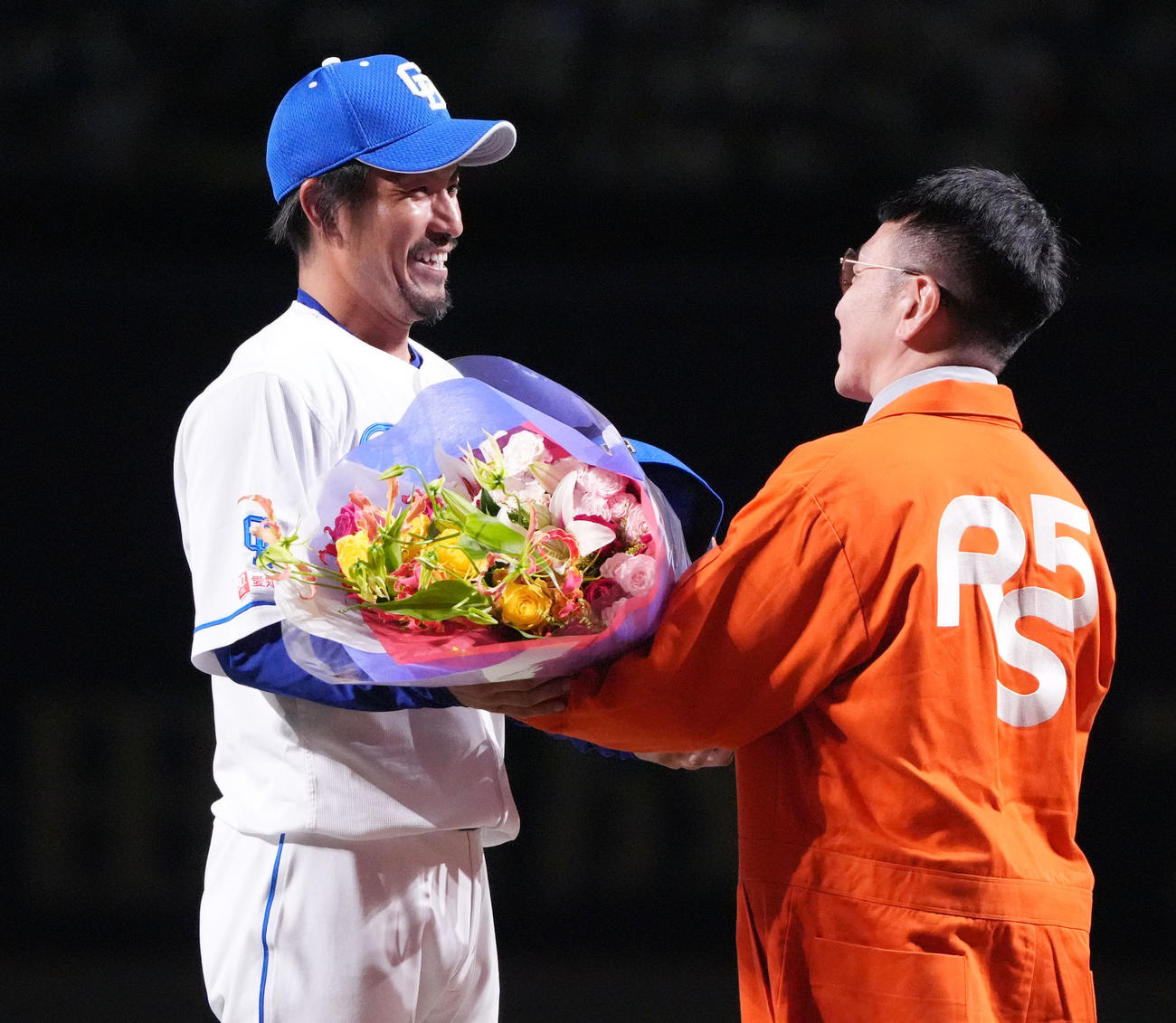 中日対ヤクルト　祖父江（左）はセレモニーでRIP SLYMEのPESさんから花束を受け取る（撮影・森本幸一）