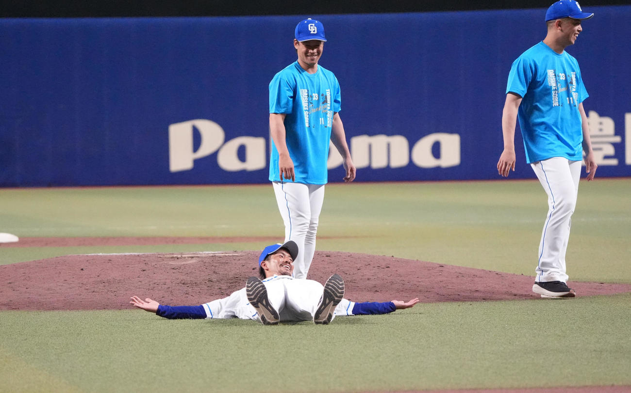 中日対ヤクルト　祖父江（左）はベンチへ戻り始めるナインを見つめ胴上げを寝て待つ（撮影・森本幸一）