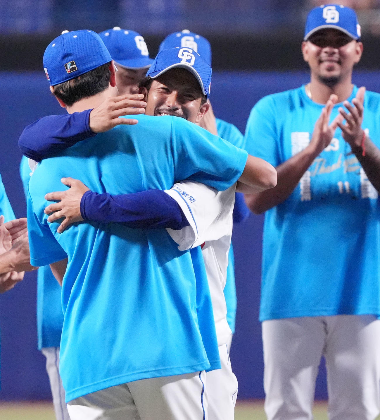 中日対ヤクルト　引退セレモニーを終え祖父江（右から2人目）は大野とハグを交わす（撮影・森本幸一）