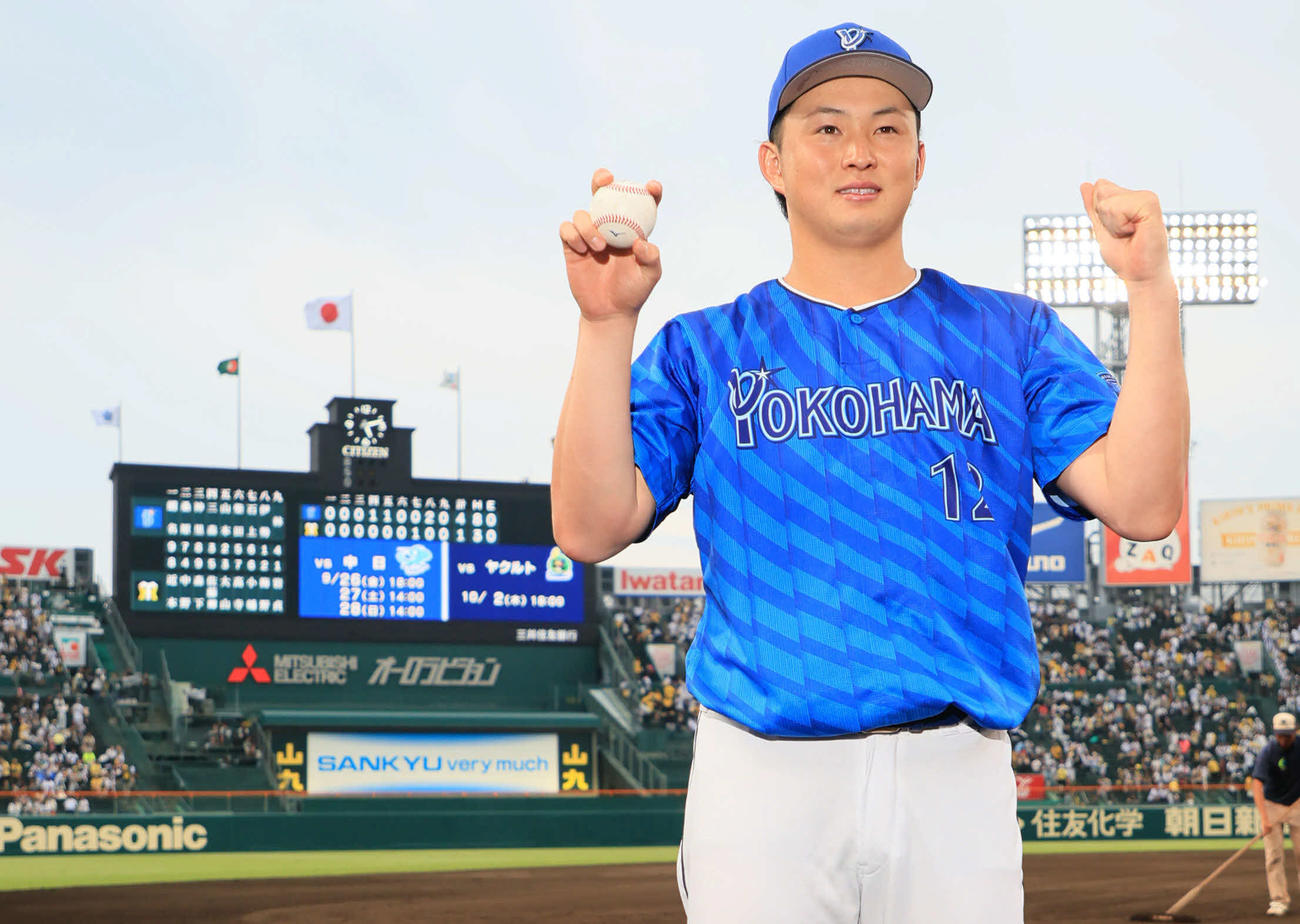 阪神対DeNA　甲子園での勝利球を手に笑顔を見せるDeNA竹田（撮影・宮崎幸一）