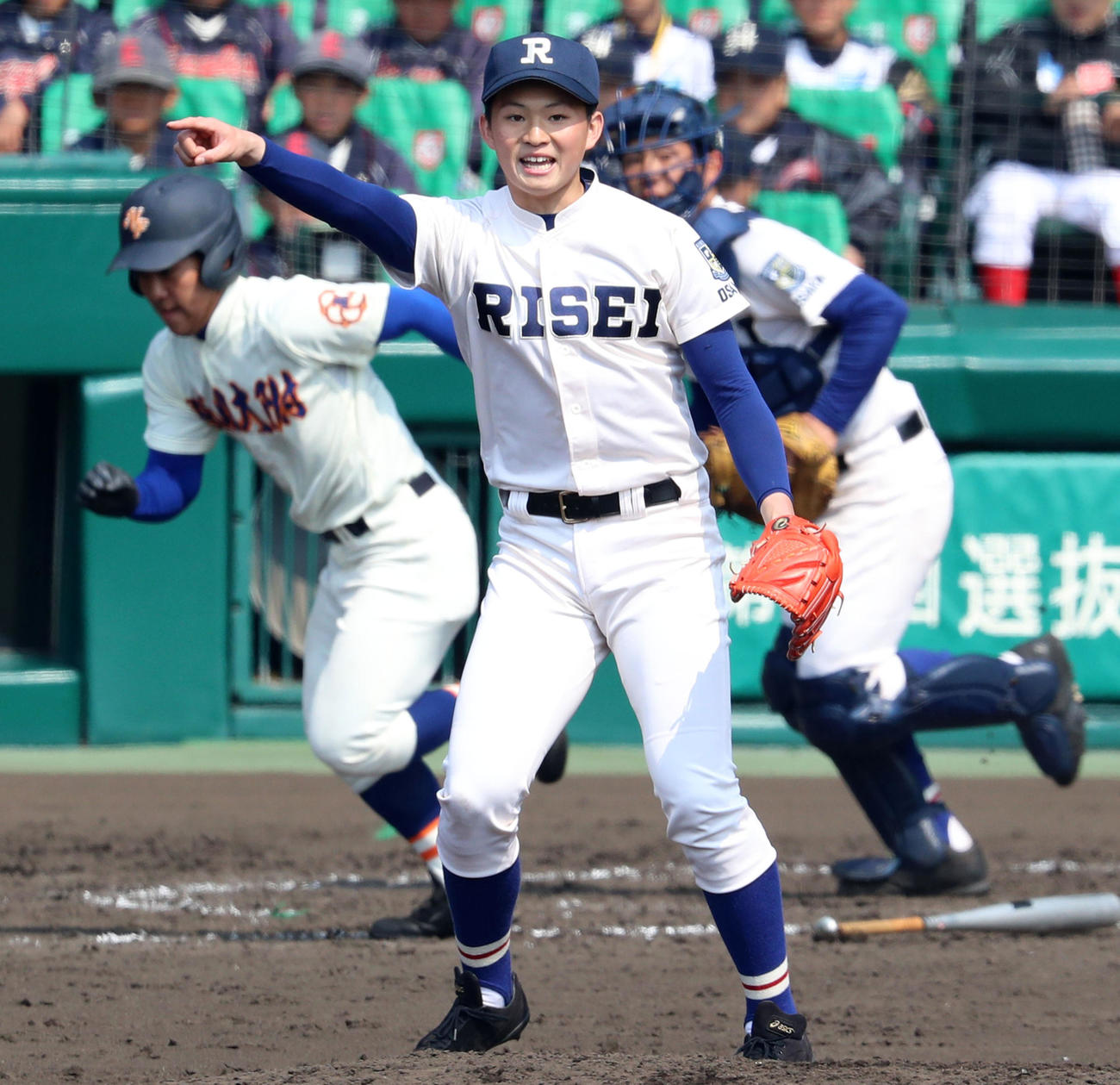 17年3月29日、履正社対盛岡大付で野手に指示を出す履正社・竹田＝甲子園球場