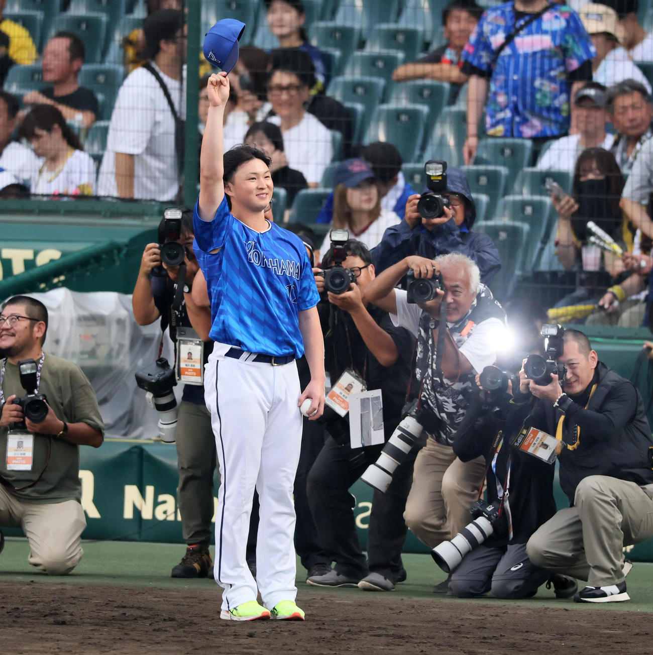 阪神対DeNA　勝利投手のDeNA竹田はファンに向かい笑顔で帽子を振ってあいさつする（撮影・加藤哉）