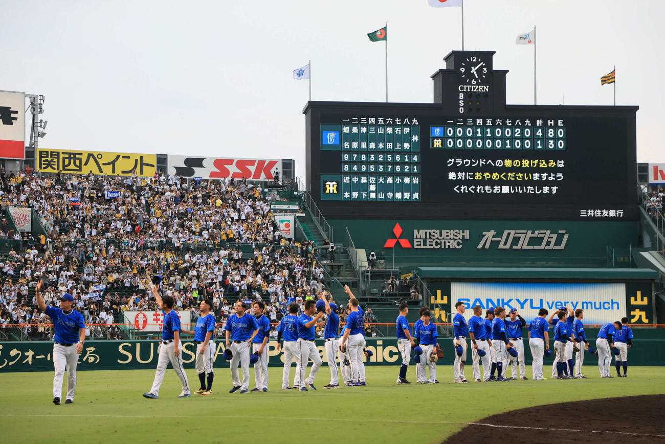阪神対DeNA　甲子園での最終戦を勝利で飾り、ファンにあいさつしたDeNA三浦監督（左）ら（撮影・宮崎幸一）