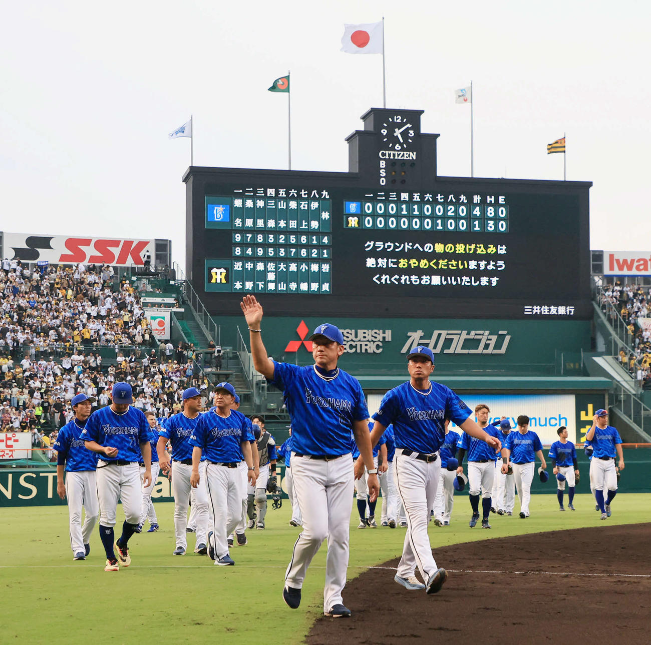 阪神対DeNA　甲子園での最終戦を勝利で飾り、ファンにあいさつしたDeNA三浦監督（中央）ら（撮影・宮崎幸一）