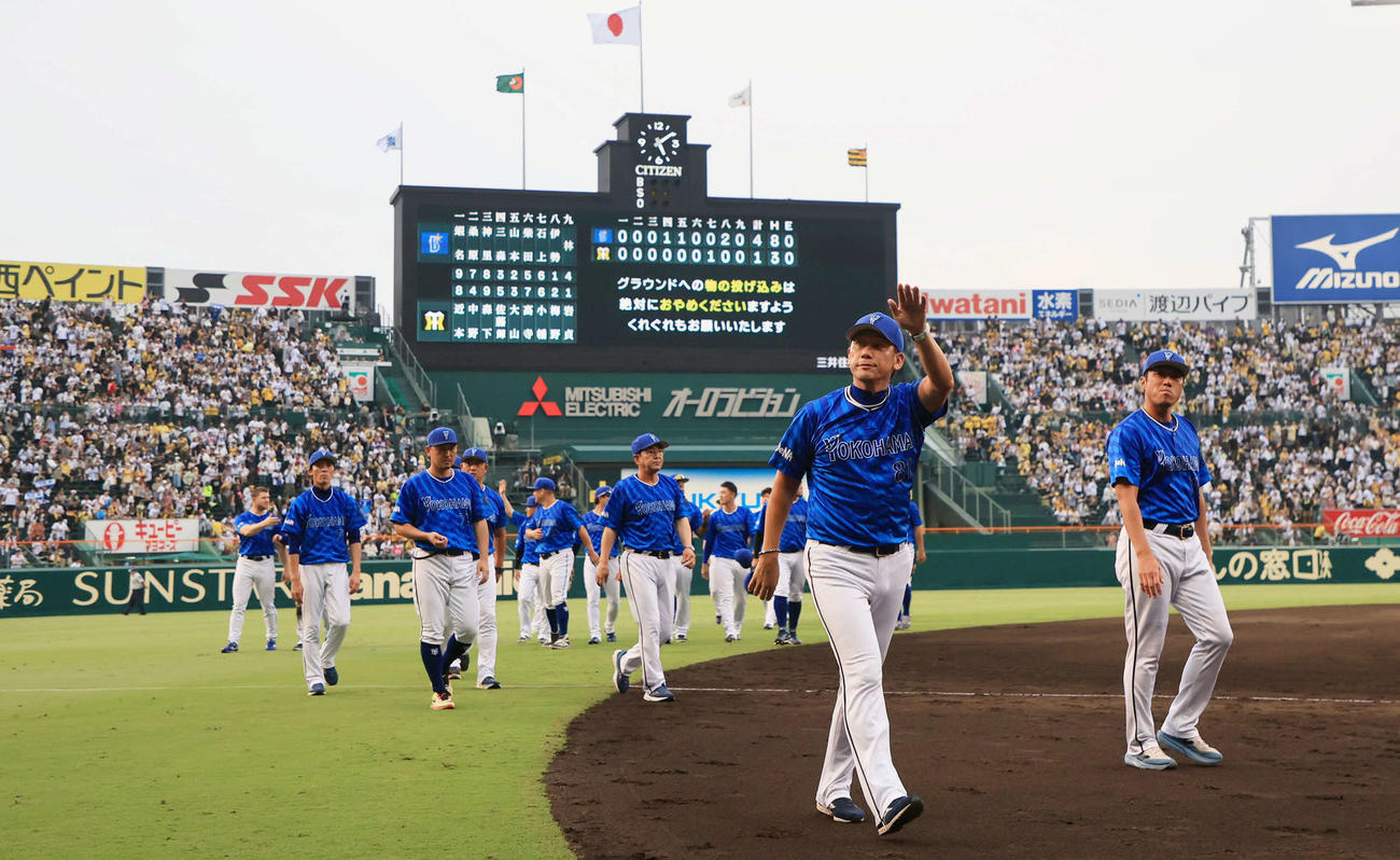 阪神対DeNA　甲子園での最終戦を勝利で飾り、ファンにあいさつしたDeNA三浦監督（右から2人目）ら（撮影・宮崎幸一）