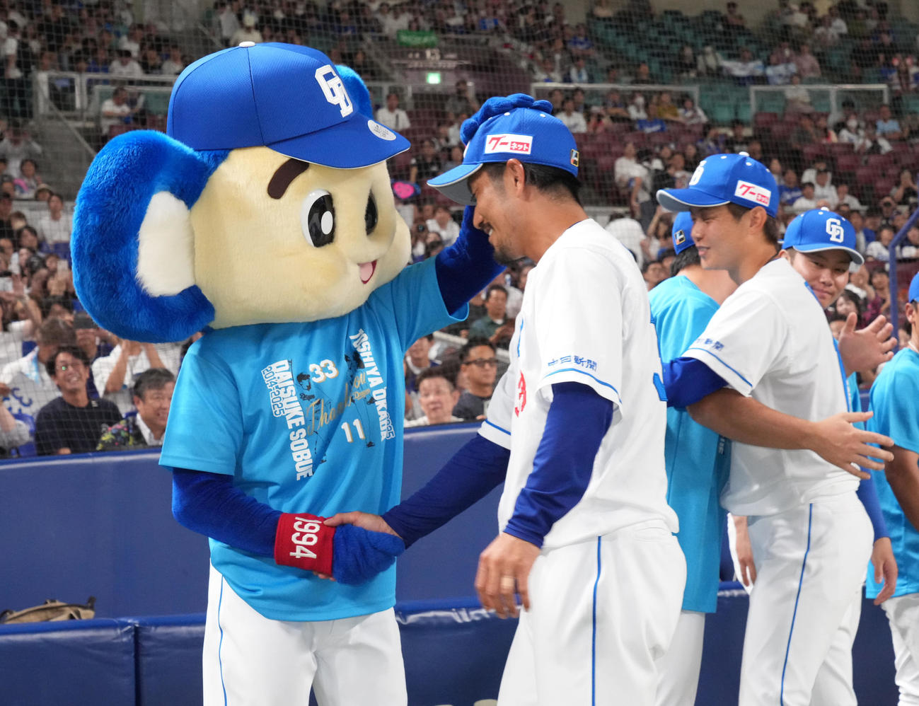 中日対ヤクルト　祖父江（左から2人目）はドアラにねぎらいを受ける（撮影・森本幸一）