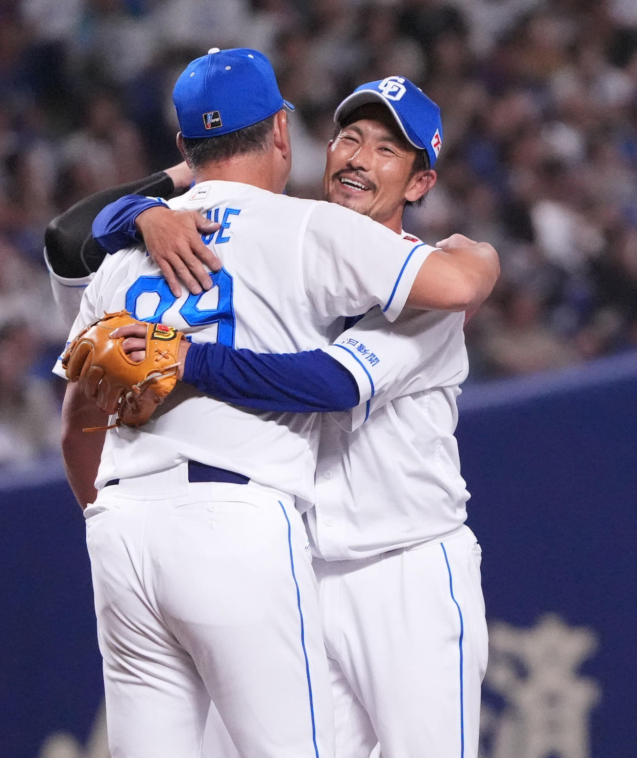 中日対ヤクルト　8回表ヤクルト無死一塁、祖父江（右）は井上監督とハグを交わしマウンドを降りる（撮影・森本幸一）
